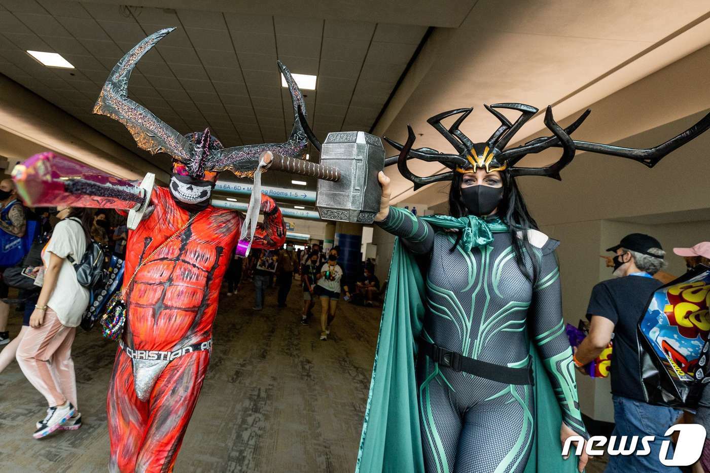 본문 이미지 - 21일(현지시간) 미국 캘리포니아주 샌디에이고 거리에서 사람들이 코스프레를 하고 입장하고 있다. 샌디에이고 코믹콘은 21일부터 24일까지 총 4일간 개최된다. ⓒ AFP=뉴스1 ⓒ News1 유민주 기자