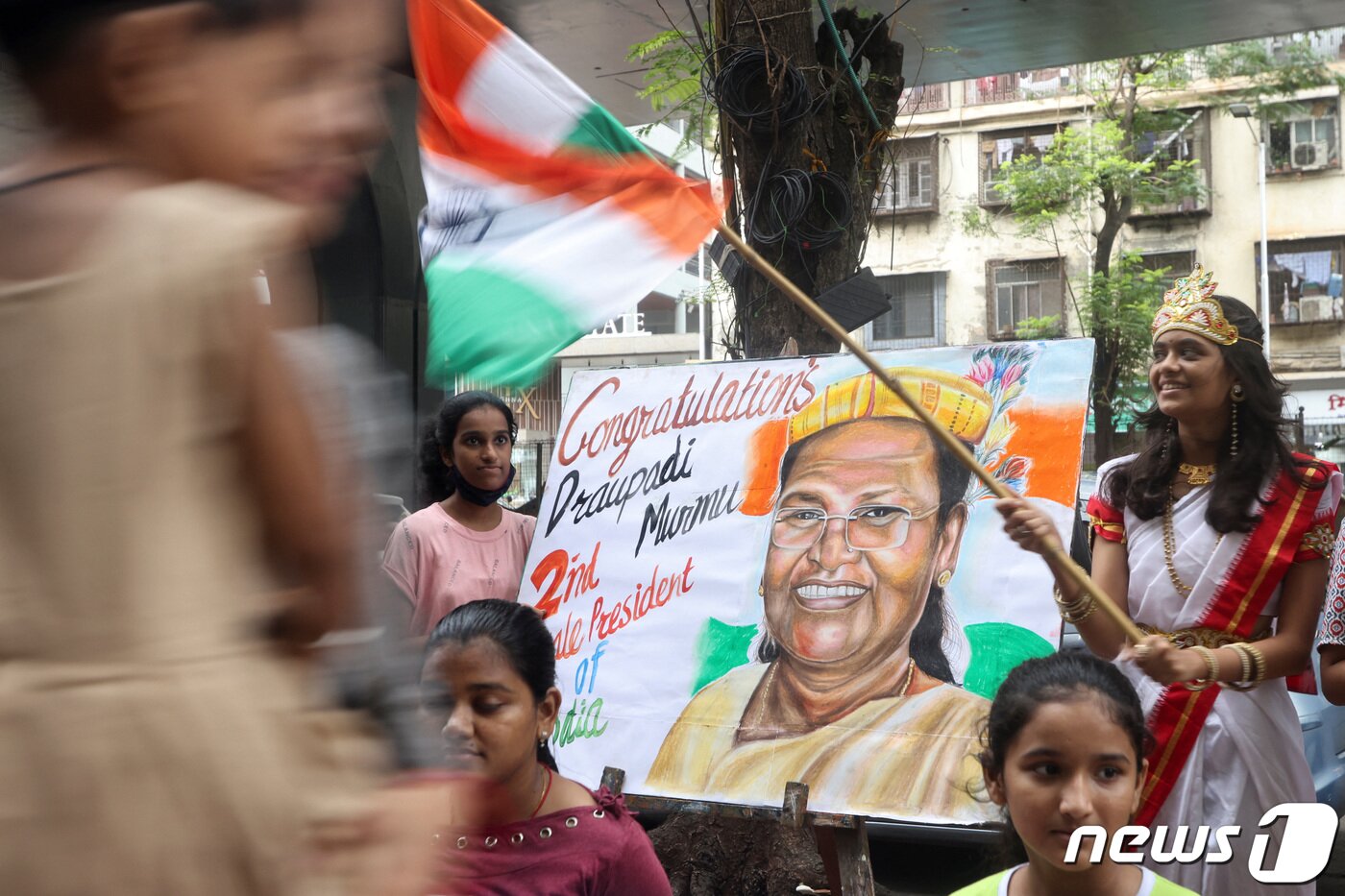본문 이미지 - 21일(현지시간) 인도 뭄바이 시내에서 최초 부족민 출신 드라우파디 무르무 대통령 당선을 축하하고 있다. 2022.07.21 ⓒ 로이터=뉴스1 ⓒ News1 정윤미 기자