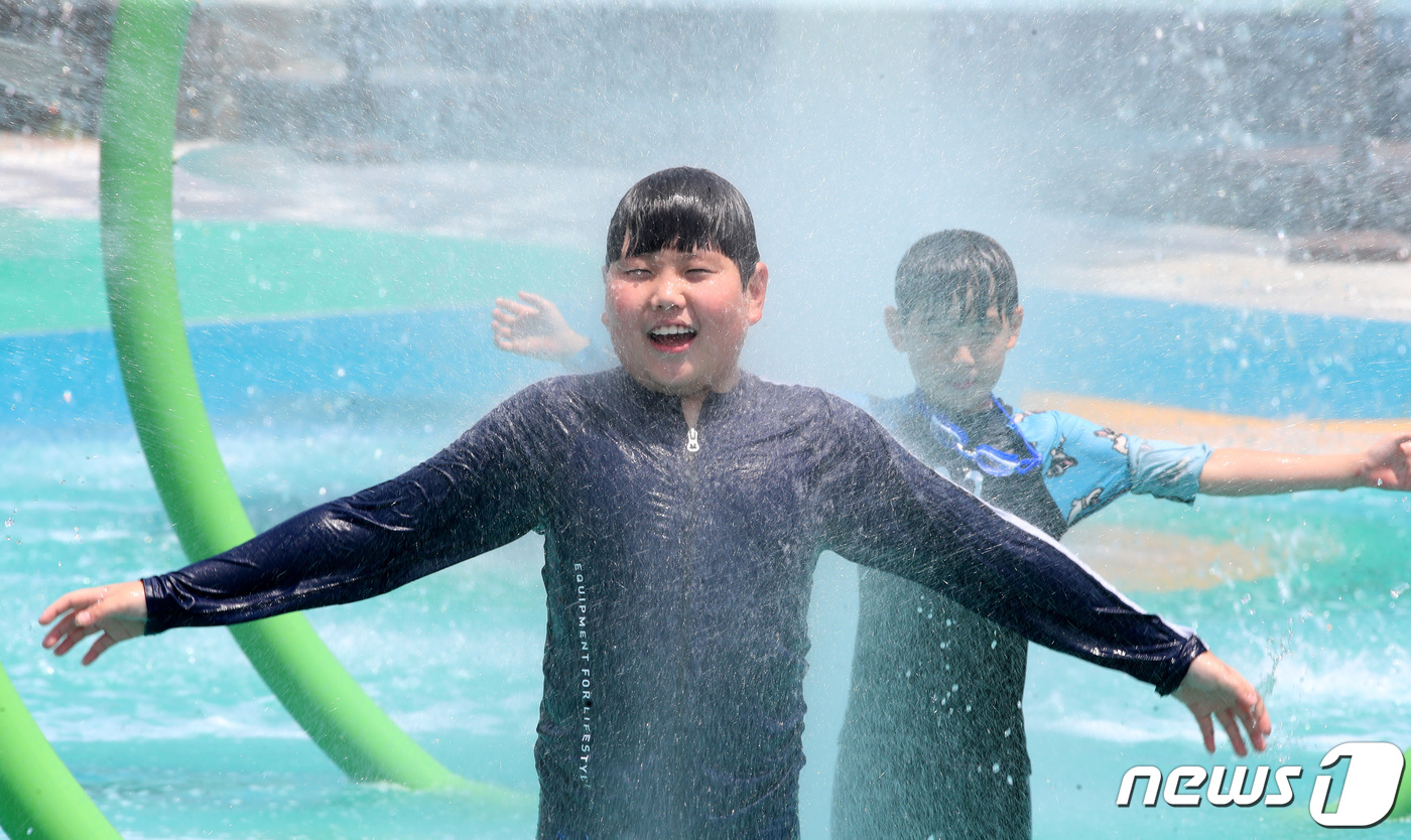 (대전=뉴스1) 김기태 기자 = 22일 대전 유성구 관평동 동화울수변공원 물놀이터에서 아이들이 더위를 식히고 있다.유성구는 대덕연구단지 운동장(신성동), 동화울 수변공원(관평동), …