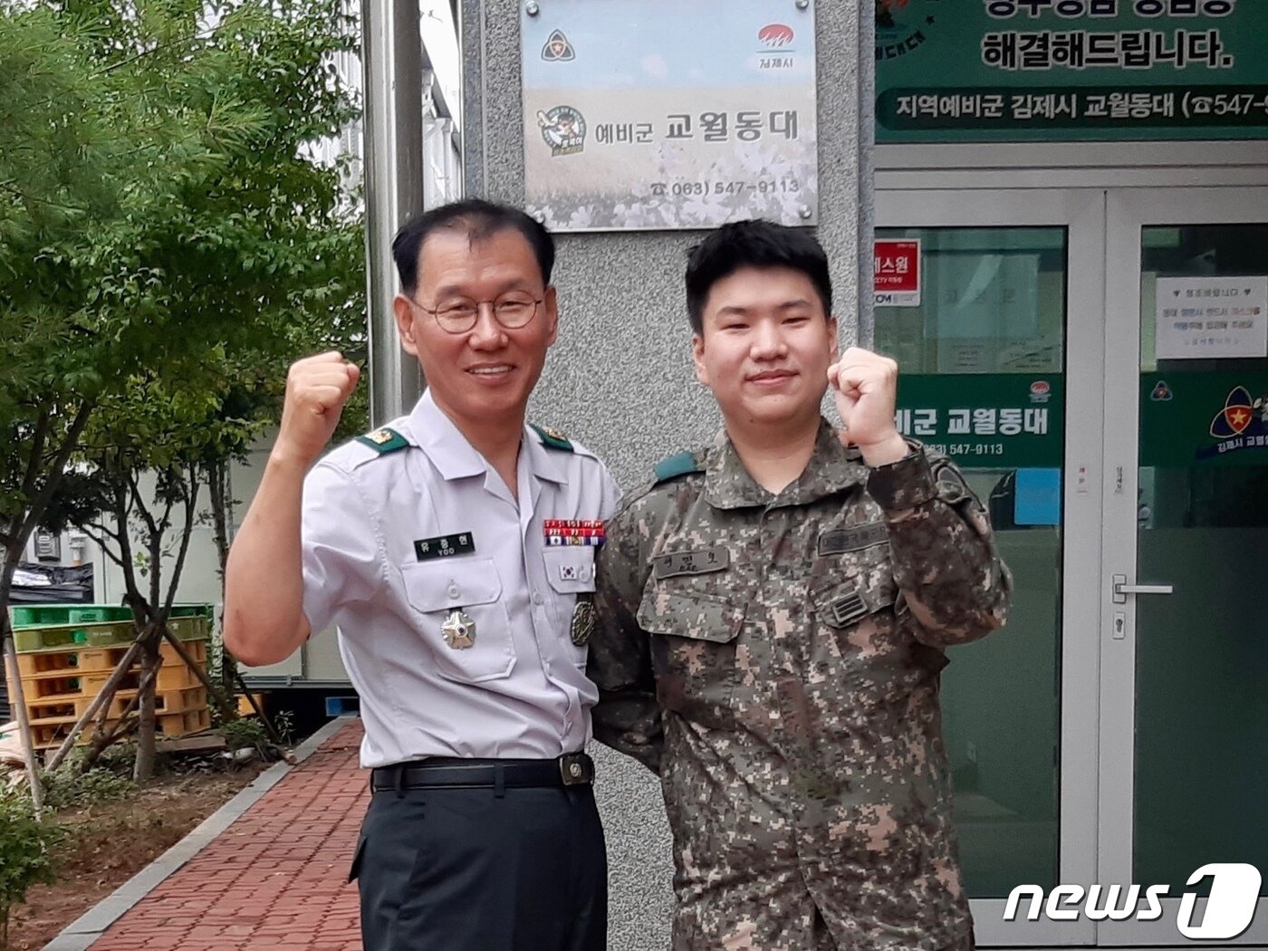 본문 이미지 - 육군35사단 이순신 여단 소속 유중현 김제 교월동대장(53)과 배민호 상병(21).(육군35사단 제공)2022.7.22/ⓒ 뉴스1
