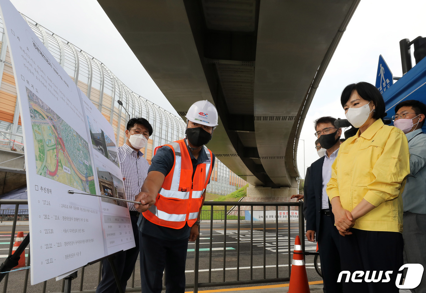 (서울=뉴스1) 박세연 기자 = 전현희 국민권익위원장이 22일 오후 광역교통 개선을 위한 송파나들목 개량공사 중인 송파IC 2교 현장을 방문해 관계자에게 보고를 받고 있다.송파IC …