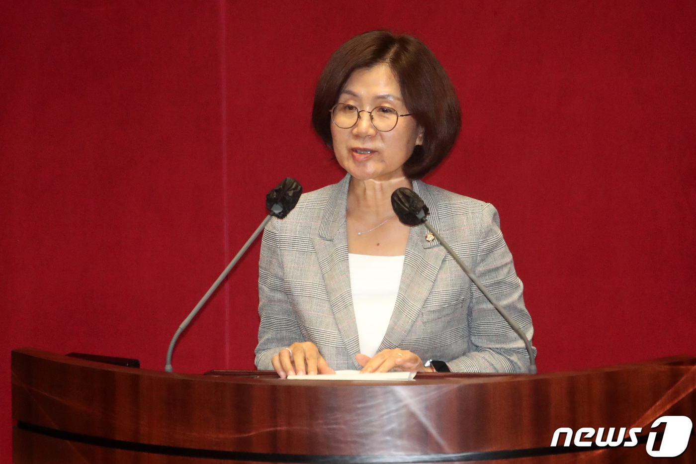 (서울=뉴스1) 이재명 기자 = 국회 여성가족위원장으로 선출된 권인숙 의원이 22일 서울 여의도 국회에서 열린 본회의에서 당선인사를 하고 있다.(공동취재) 2022.7.22/뉴스1 …