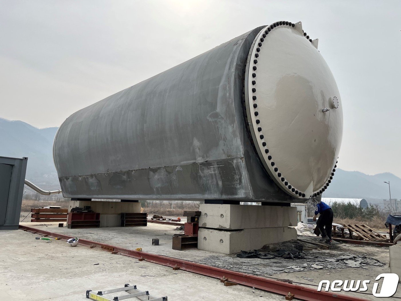 본문 이미지 - 초고밀도 콘크리트(UHPC)를 적용한 하이퍼루프용 튜브 제작 과정 모습. (사진제공=한국건설기술연구원) ⓒ 뉴스1