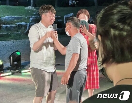 본문 이미지 - 이준석 국민의힘 대표가 지난 22일 전라남도 진도에서 열린 '지역상권 활성화를 위한 버스킹 현장을 찾아 즉석에서 노래를 부르며 지역 군민들과 춤을 추고 있다.(이준석 국민의힘 대표 인스타그램 갈무리)ⓒ 뉴스1