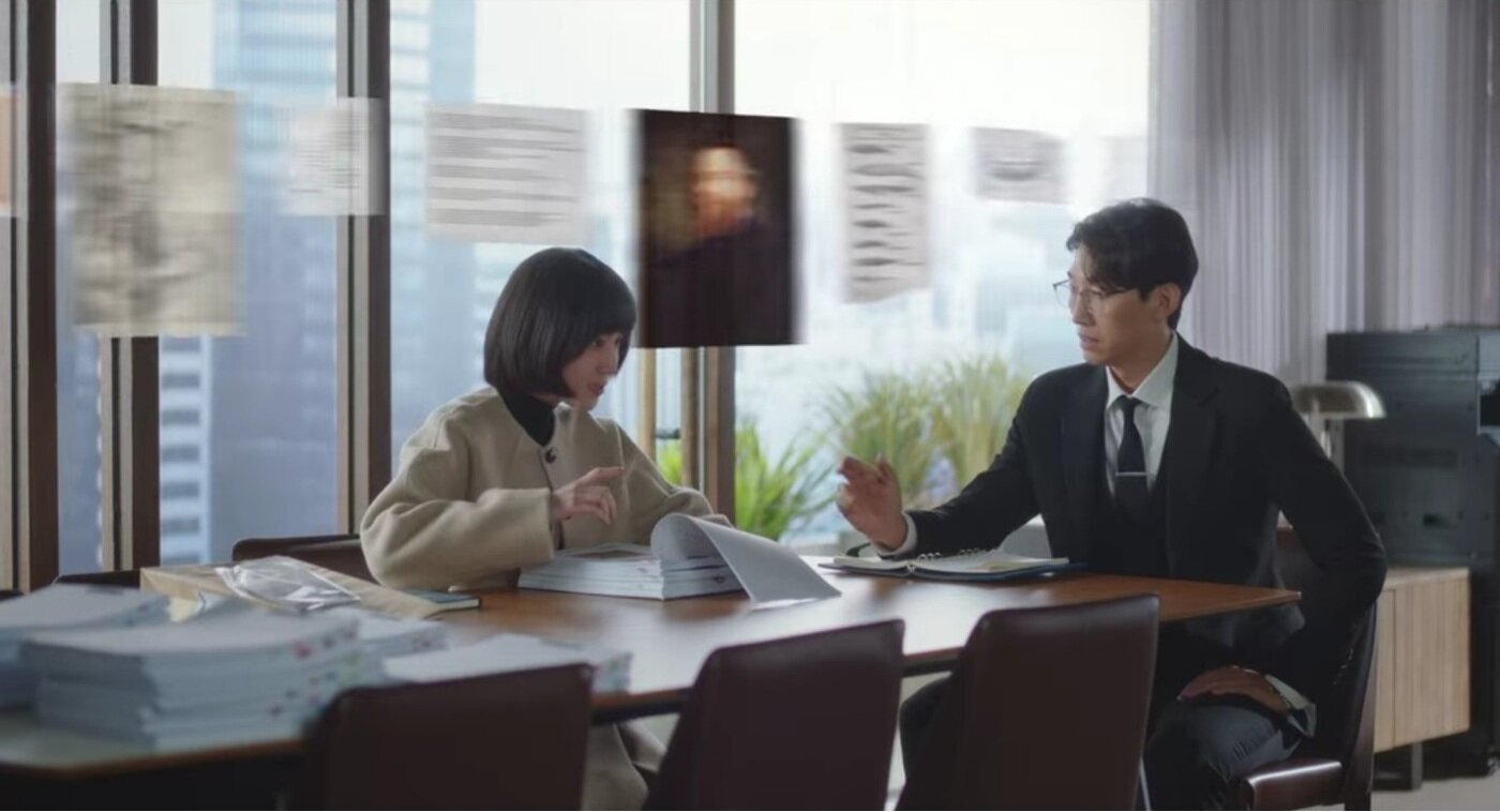 본문 이미지 - 우영우(사진 위)는 직속 상사(사진 아래 오른쪽)와 사건에 대해 대화하던 도중 자신이 좋아하는 향고래에 대해 "소설 모비딕에 나오는 고래가 향고래다. 소설에서 향고래는 백경으로 묘사되지만 실제 향고래 몸은 어두운 회색이나 보랏빛을 띠는 갈색"이라면서 수도꼭지를 튼 것처럼 좔좔 말하다가 직속 상사로부터 "사건 집중 안하냐!"는 핀잔을 듣고 뚝 멈춘다. (사진= ENA 드라마 '이상한 변호사 우영우' 캡처) ⓒ 뉴스1