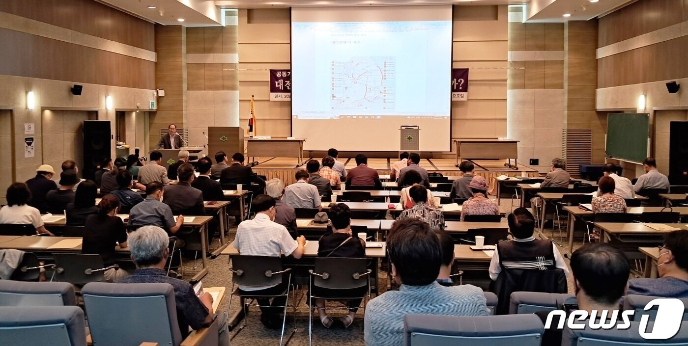 본문 이미지 - 22일 대전대 둔산캠퍼스에서 ‘도시철도 2호선 트램, 달릴 수 있을까?’를 주제로 도시공감연구소·목요포럼 주최 시민 대토론회가 열리고 있다. ⓒ뉴스1 최일 기자