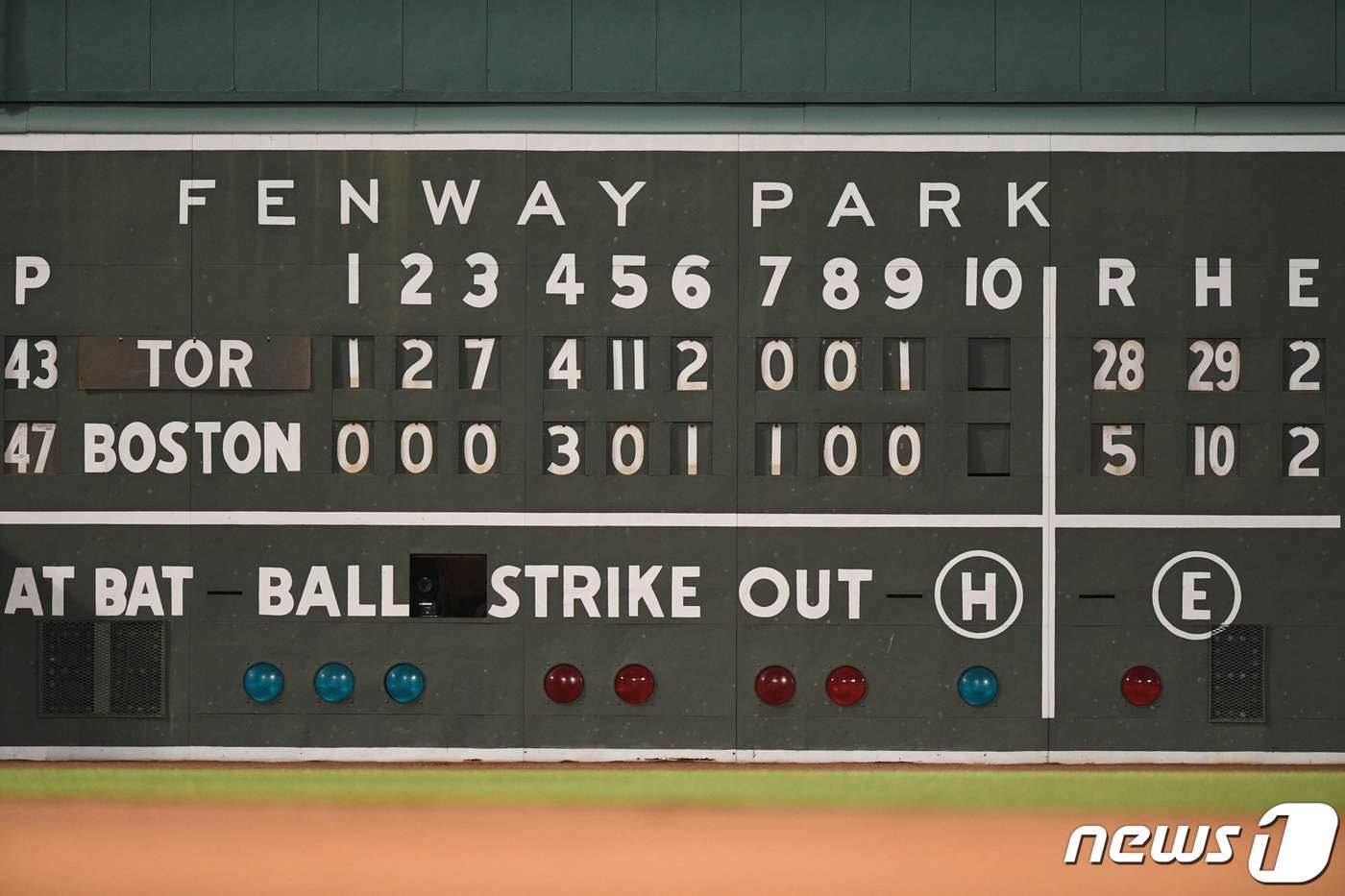 본문 이미지 - 토론토 블루제이스는 23일(한국시간) 열린 메이저리그 보스턴 레드삭스와 방문 경기에서 28-5 대승을 거뒀다. ⓒ AFP=뉴스1