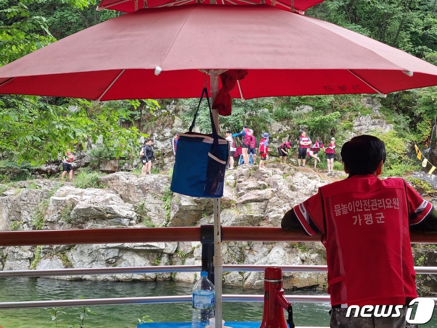 본문 이미지 - 23일 오후 경기 가평군 용소계곡에서 안전관리요원이 다이빙하는 물놀이객들을 지켜보고 있다. ⓒ 뉴스1 양희문 기자