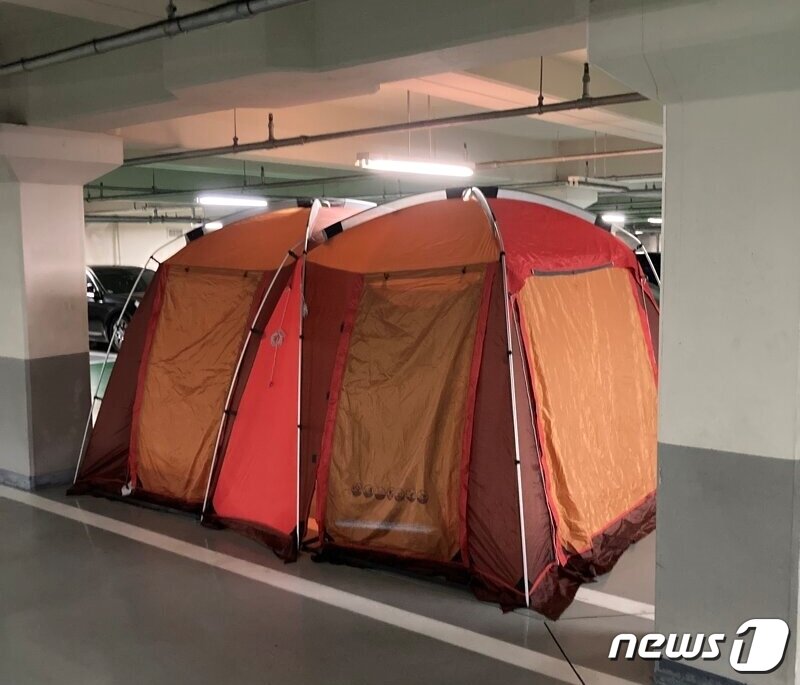 본문 이미지 - 아파트 지하주차장에 설치된 텐트. (온라인 커뮤니티 갈무리) ⓒ 뉴스1