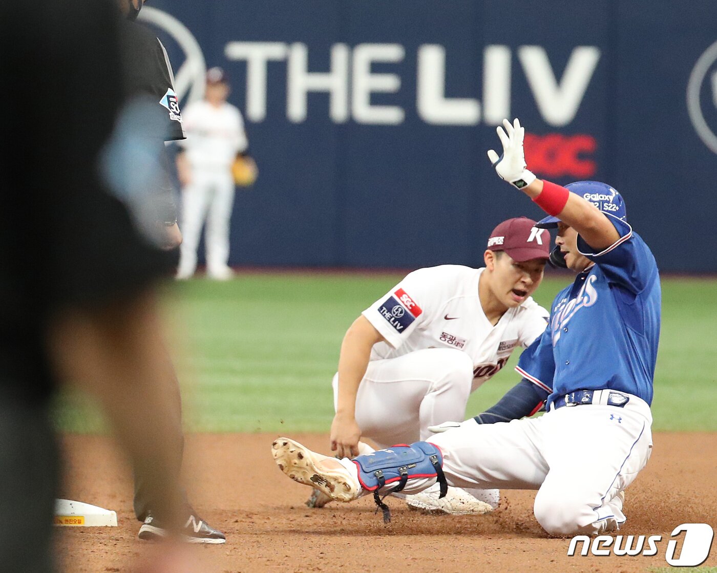 본문 이미지 - 24일 서울 구로구 고척스카이돔에서 열린 프로야구 '2022 신한은행 SOL KBO리그' 삼성 라이온즈와 키움 히어로즈의 경기, 2회초 1사 3루 상황 삼성 김재성이 2루타를 친 뒤 2루에서 슬라이딩하고 있다. 2022.7.24/뉴스1 ⓒ News1 이성철 기자