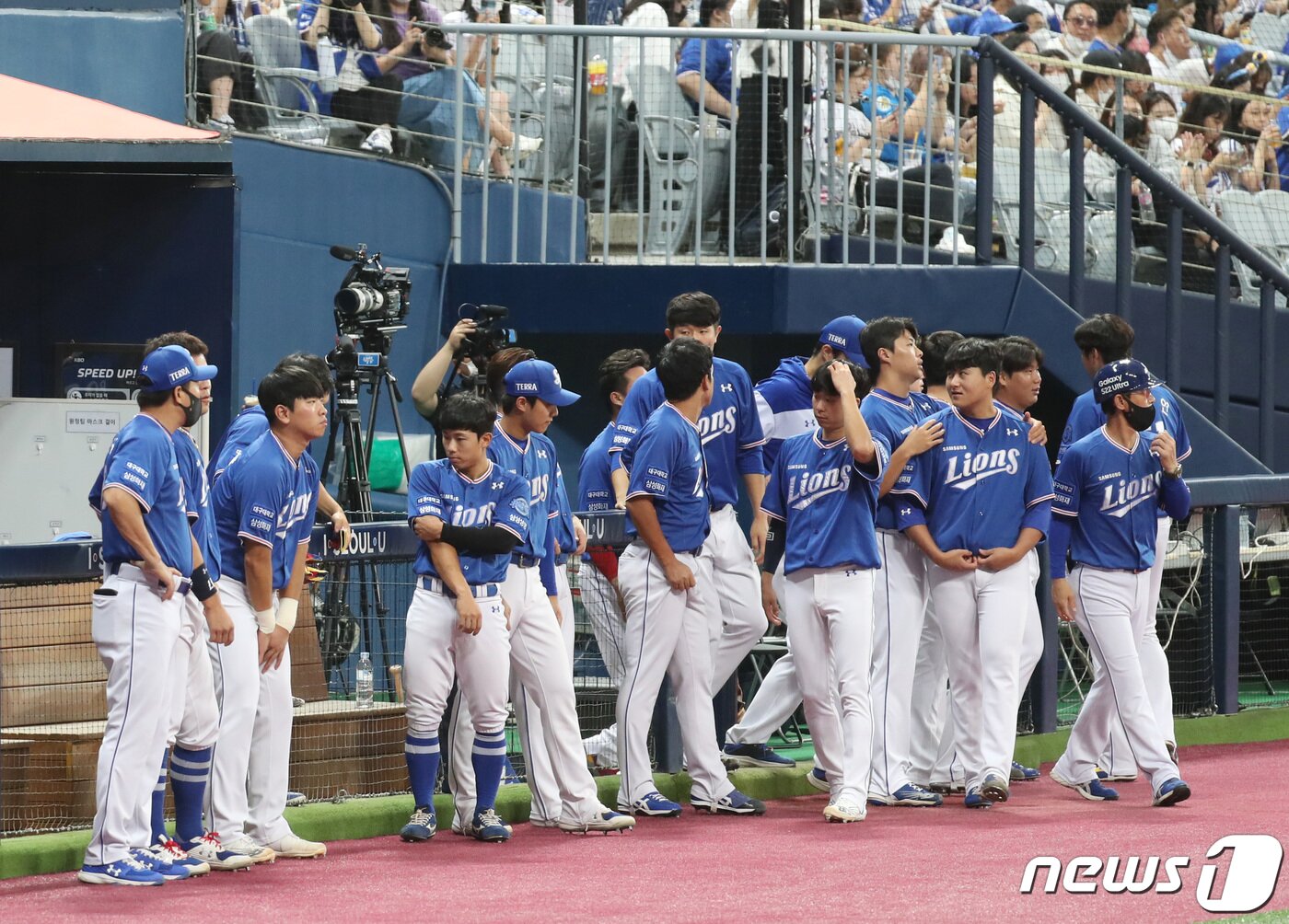 본문 이미지 - 24일 서울 구로구 고척스카이돔에서 열린 프로야구 '2022 신한은행 SOL KBO리그' 삼성 라이온즈와 키움 히어로즈의 경기, 삼성 선수들이 경기 시작 전 대화를 나누고 있다. 2022.7.24/뉴스1 ⓒ News1 이성철 기자