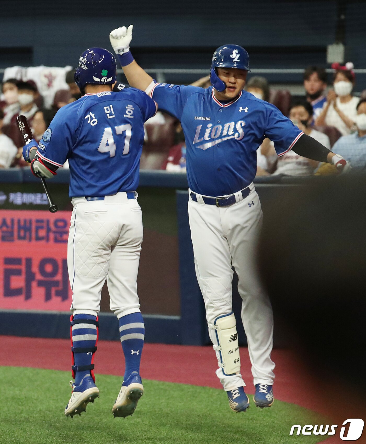 본문 이미지 - 24일 서울 구로구 고척스카이돔에서 열린 프로야구 '2022 신한은행 SOL KBO리그' 삼성 라이온즈와 키움 히어로즈의 경기, 5회초 2사 2루상황 삼성 오재일이 홈런을 치고 강민호와 세리머니를 하고 있다. 2022.7.24/뉴스1 ⓒ News1 이성철 기자