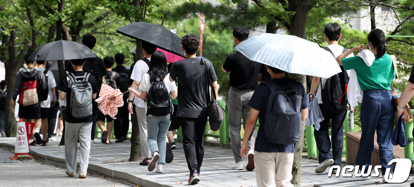 (서울=뉴스1) 박지혜 기자 = 2023학년도 법학적성시험(LEET) 날인 24일 오후 서울 종로구 성균관대학교 시험장에서 시험을 마친 수험생들이 귀가하고 있다. 2022.7.24 …
