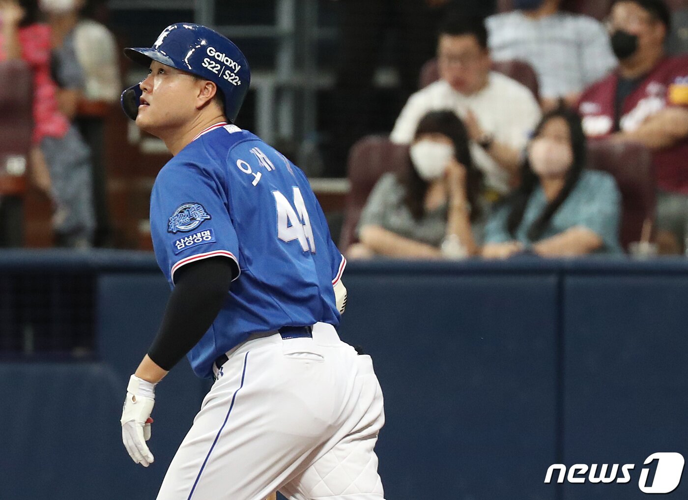 본문 이미지 - 24일 서울 구로구 고척스카이돔에서 열린 프로야구 '2022 신한은행 SOL KBO리그' 삼성 라이온즈와 키움 히어로즈의 경기, 6회초 2사 만루상황 삼성 오재일이 3타점 2루타를 치고 있다. 2022.7.24/뉴스1 ⓒ News1 이성철 기자