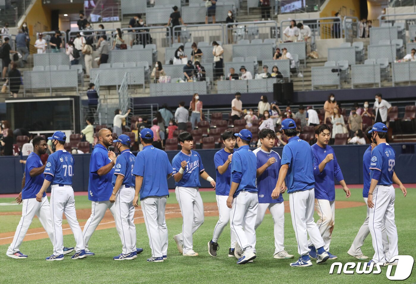 본문 이미지 - 24일 서울 구로구 고척스카이돔에서 열린 프로야구 '2022 신한은행 SOL KBO리그' 삼성 라이온즈와 키움 히어로즈의 경기, 8대0으로 승리한 삼성 선수들이 기뻐하고 있다. 2022.7.24/뉴스1 ⓒ News1 이성철 기자