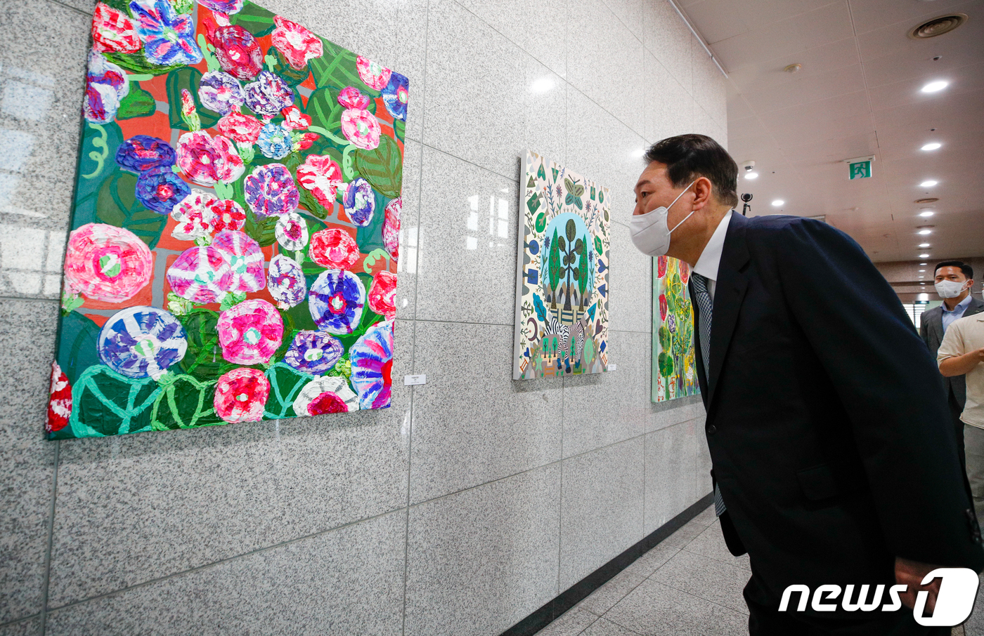 (서울=뉴스1) 안은나 기자 = 윤석열 대통령이 25일 오전 용산 대통령실에서 열린 출근길 약식 기자회견(도어스테핑)을 마친 뒤 그림을 둘러보고 있다. 이날 대통령실 1층 양옆 벽 …