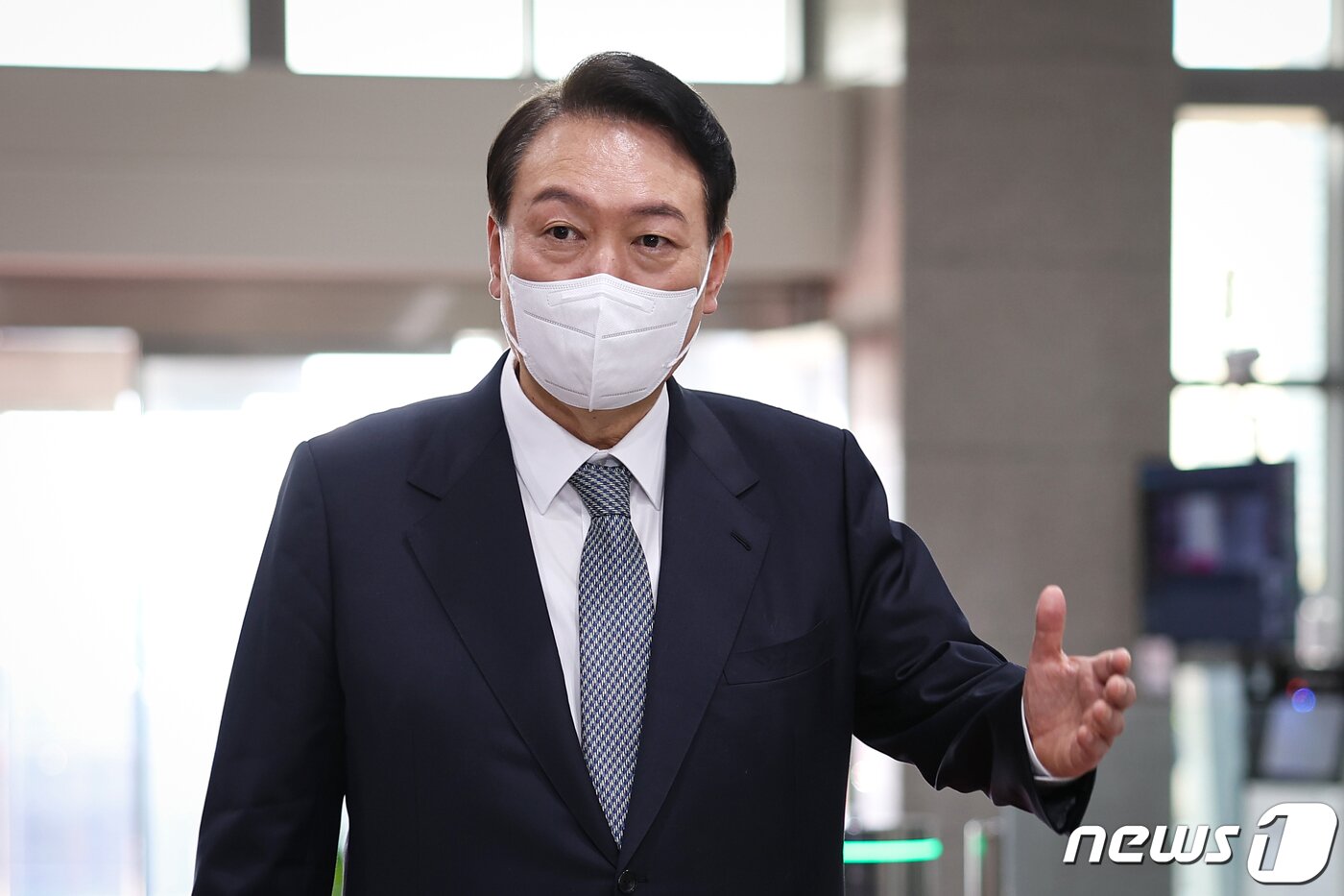 본문 이미지 - 윤석열 대통령이 오는 17일 취임 100일을 맞아 공식 기자회견을 가질 예정이다. 사진은 지난달 25일 오전 윤 대통령이 용산 대통령실에서 열린 출근길 약식 기자회견(도어스테핑)에서 취재진의 질문에 답하고 있는 모습. (대통령실 제공) 2022.7.25/뉴스1 ⓒ News1 안은나 기자
