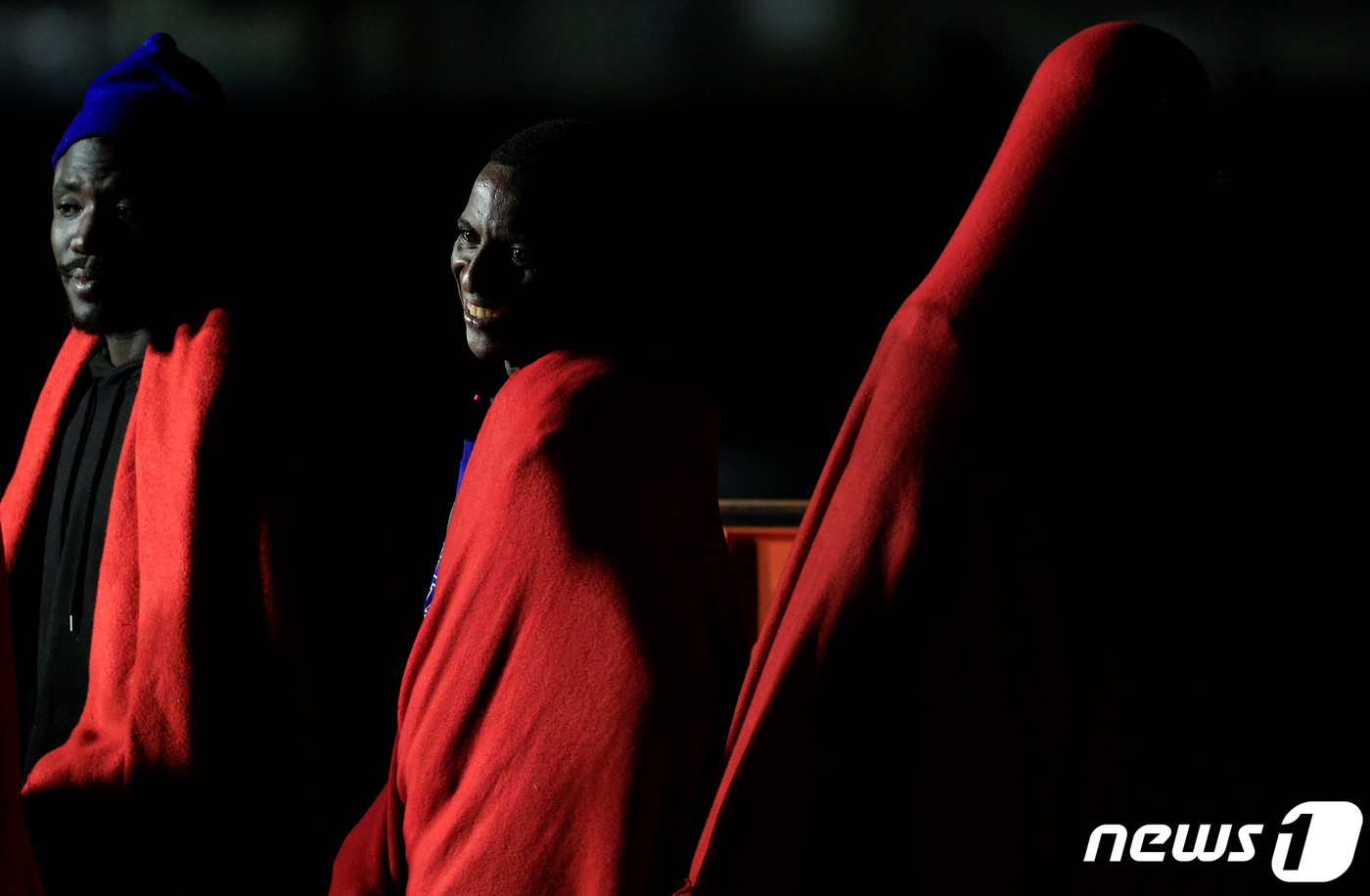 (아르기네긴 로이터=뉴스1) 박기현 기자 = 24일(현지시간) 스페인 그란카라니아섬 아르기네긴 항구에서 이민자들이 스페인 해안경비함에서 하선하기 위해 기다리고 있다.ⓒ 로이터=뉴스 …