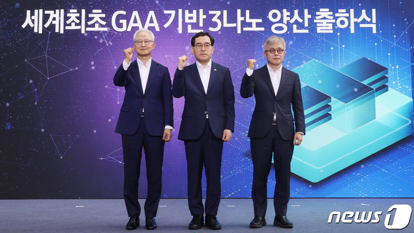 본문 이미지 - 경기 화성시 삼성전자 화성캠퍼스에서 열린 세계 최초 GAA 기반 3나노 양산 출하식에서 이창양 산업통상자원부 장관&#40;가운데&#41;과 경계현 삼성전자 대표이사&#40;왼쪽&#41;, 최시영 사업부장이 파이팅을 외치고 있다. 3나노 공정은 반도체 제조 공정 가운데 가장 앞선 기술이며, GAA 역시 세밀한 제어로 반도체의 효율을 높이는 차세대 핵심 기술로 알려졌다.&#40;공동취재&#41; 2022.7.25/뉴스1 ⓒ News1 민경석 기자