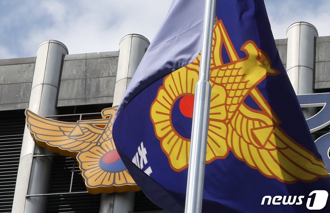 본문 이미지 - 25일 서대문구 경찰청에 게양된 경찰청 깃발이 바람에 펄럭이고 있다.ⓒ 뉴스1 이동해 기자