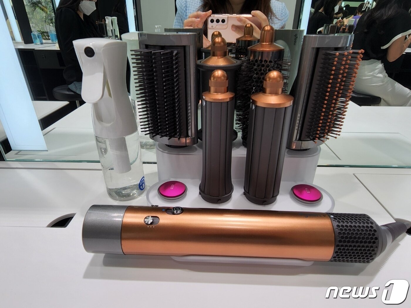 본문 이미지 - 다이슨 멀티 스타일러 본 제품과 툴 ⓒ 뉴스1