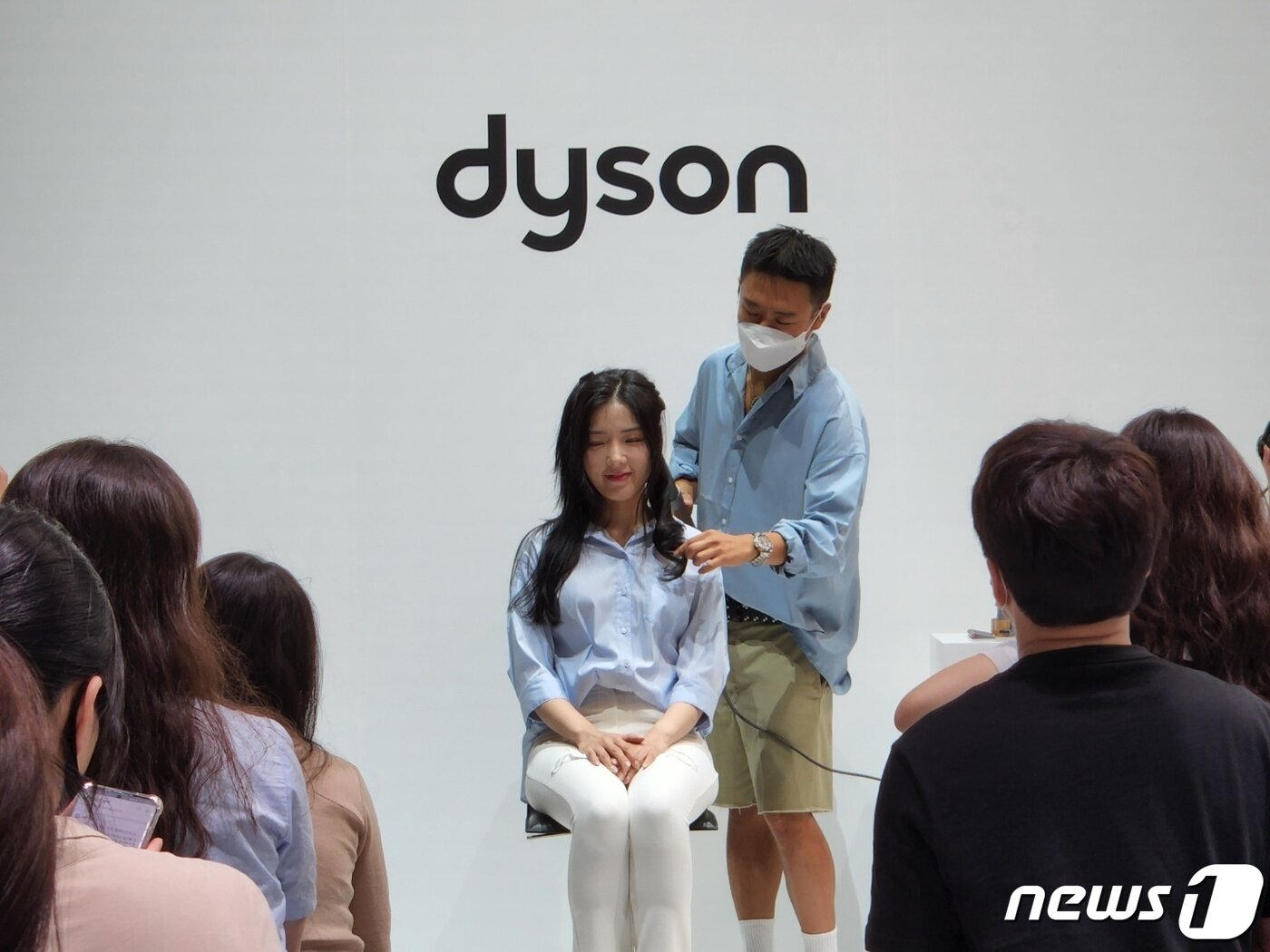 본문 이미지 - '헤어&메이크업’의 선우 원장이 다이슨 에어랩 멀티 스타일러을 시연하고 있다. ⓒ 뉴스1