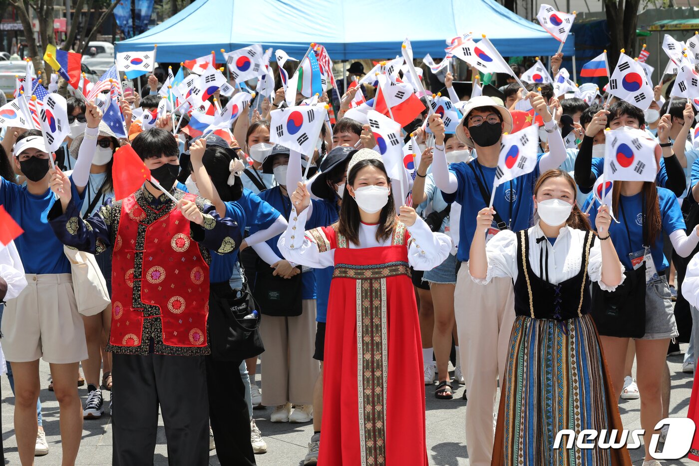 본문 이미지 - 재외동포재단 주최로 열린 &#39;대한민국 이민 120주년, 새로운 길을 열다&#39; 캠페인에 참가한 재외동포 및 대학생들이 풍물놀이를 보며 태극기를 흔들고 있다./뉴스1 ⓒ News1 이광호 기자