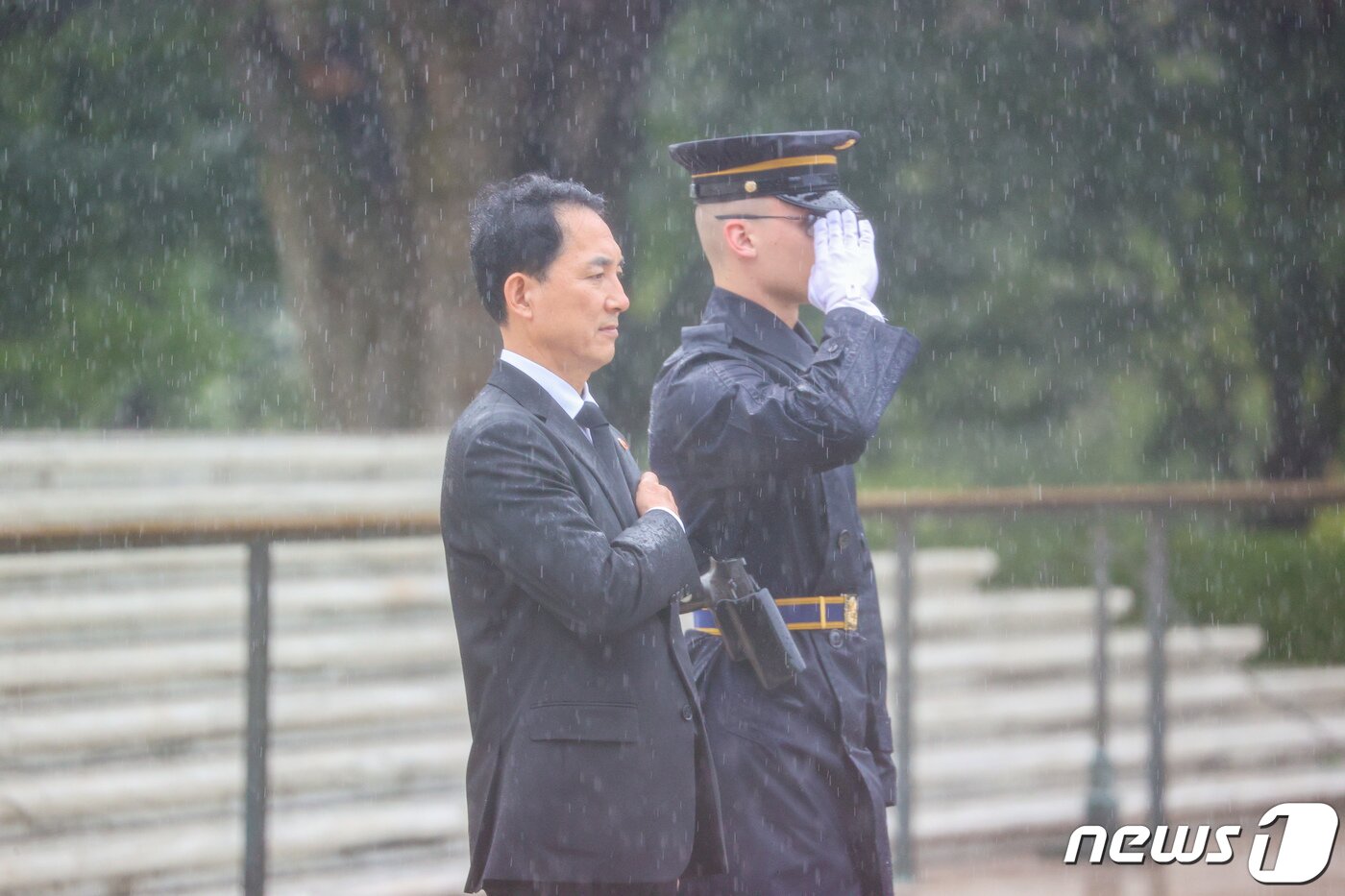 본문 이미지 - 박민식 국가보훈처장이 작년7월25일(현지시간) 오후 미국 워싱턴D.C 알링턴 국립묘지에서 열린 무명용사의 묘역 위병 교대식 중 참배하고 있다. (국가보훈처 제공) 2022.7.26/뉴스1