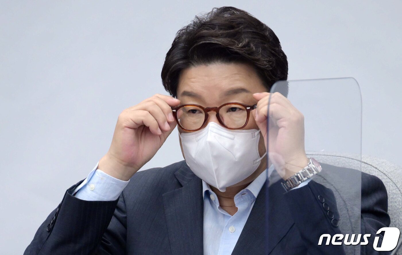 본문 이미지 - 권성동 국민의힘 대표 직무대행 겸 원내대표가 26일 오전 서울 여의도 국회에서 열린 원내대책회의에 참석해 모두발언을 마치고 안경을 고쳐쓰고 있다. (공동취재) 2022.7.26/뉴스1 ⓒ News1 허경 기자