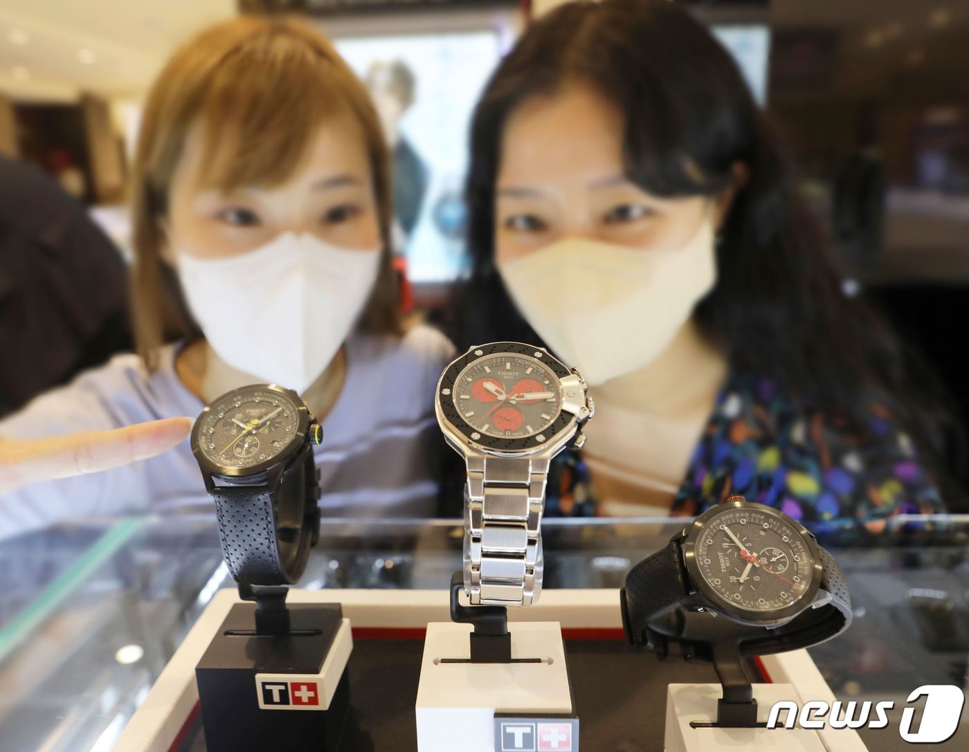 (서울=뉴스1) = 25일 서울 중구 소공동 롯데백화점 본점 지하 1층 '티쏘(TISSOT)' 매장에서 모델들이 한정판 콜라보 상품을 소개하고 있다.이번 한정판 상품은 전세계 39 …