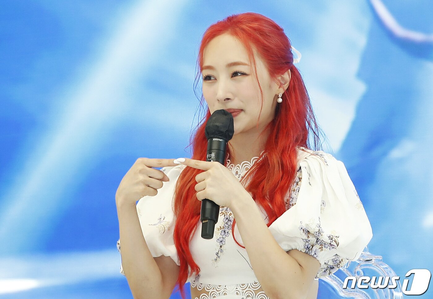 본문 이미지 - 가수 니콜이 26일 오전 서울 장충동 크레스트72에서 가진 새 디지털 싱글 'YOU.F.O (유에프오)' 기자간담회에서 신곡을 소개하고 있다. 지난 2007년 카라(KARA)로 데뷔한 니콜은 올해로 데뷔 15주년을 맞았다. 니콜은 이번 신곡을 통해 국내에서는 8년여 만에 솔로 활동을 펼칠 예정이다. 2022.7.26/뉴스1 ⓒ News1 권현진 기자