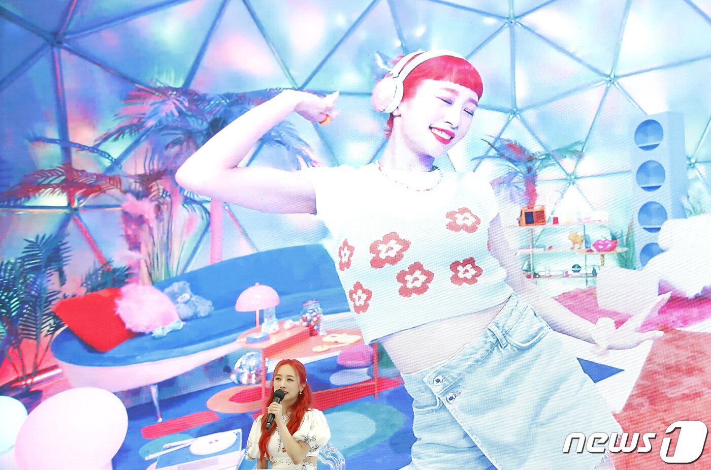 본문 이미지 - 가수 니콜이 26일 오전 서울 장충동 크레스트72에서 가진 새 디지털 싱글 'YOU.F.O (유에프오)' 기자간담회에서 인사말을 하고 있다. 지난 2007년 카라(KARA)로 데뷔한 니콜은 올해로 데뷔 15주년을 맞았다. 니콜은 이번 신곡을 통해 국내에서는 8년여 만에 솔로 활동을 펼칠 예정이다. 2022.7.26/뉴스1 ⓒ News1 권현진 기자