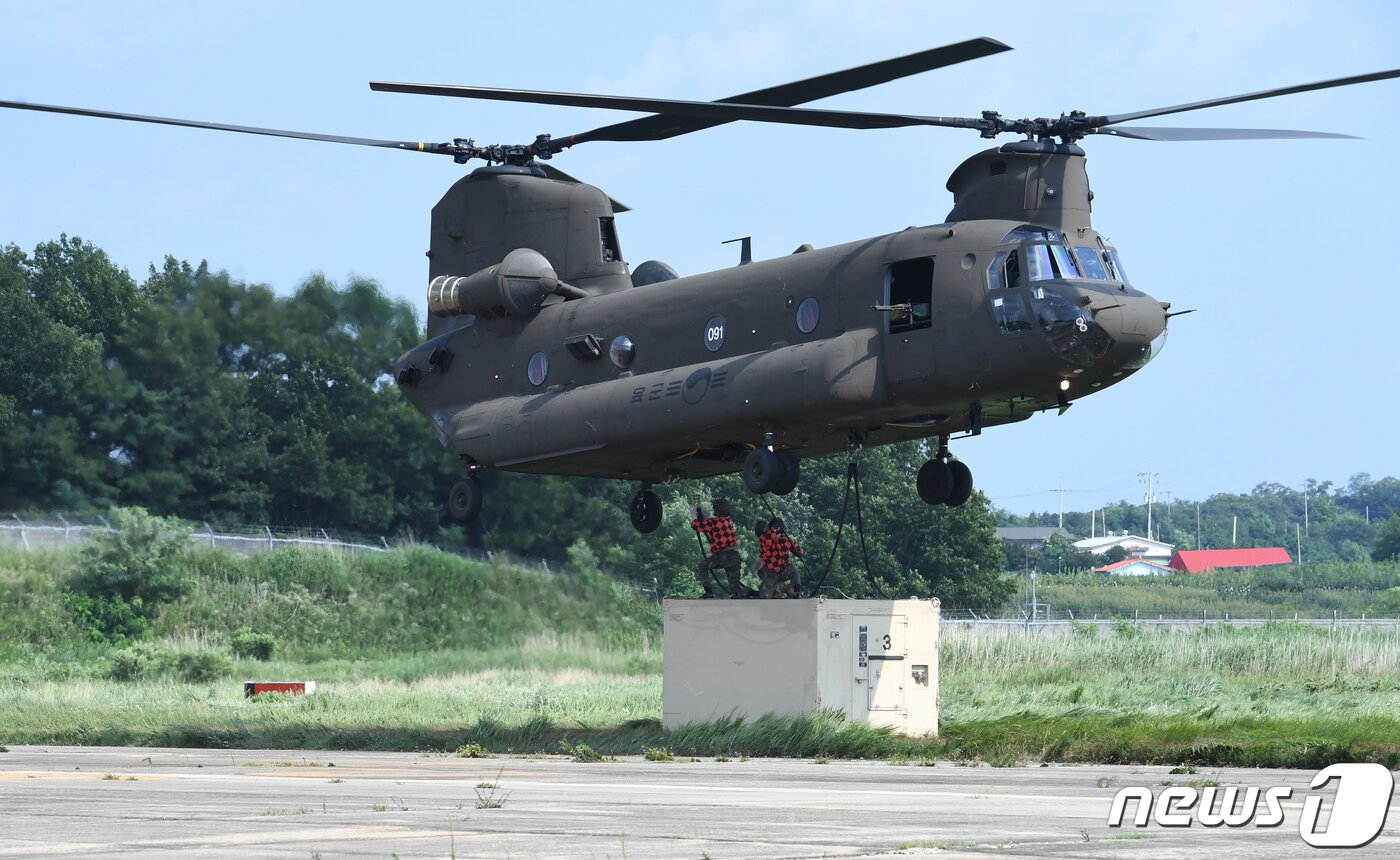 본문 이미지 - 대형기동헬기 CH-47 '치누크'. 2022.7.26/뉴스1 ⓒ News1 사진공동취재단