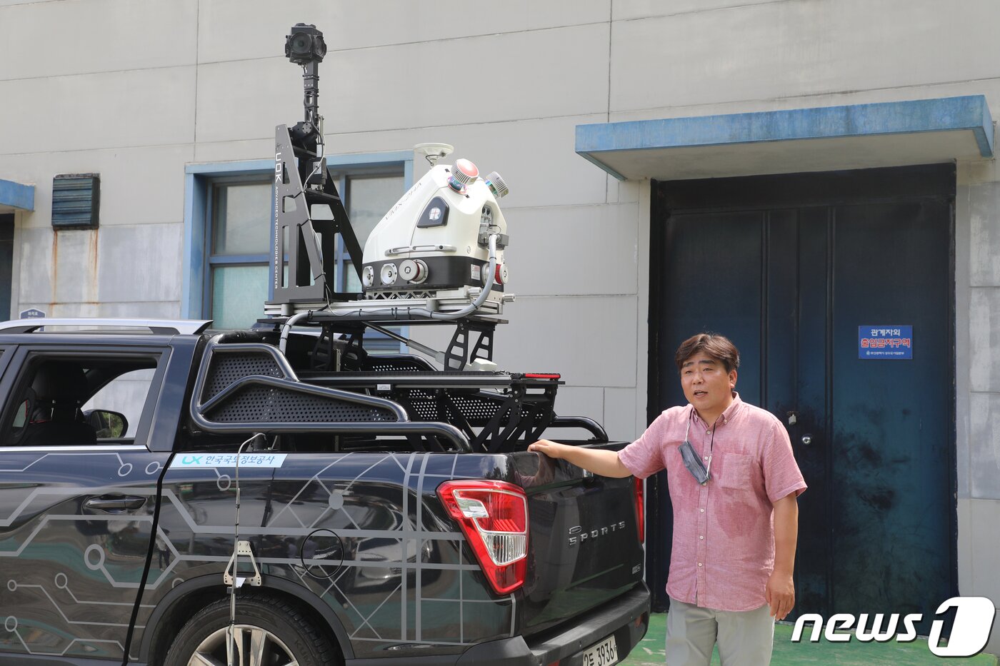 본문 이미지 - 26일 부산 영도구 청학 배수지 전망대에서 열린 '한국국토정보공사(LX) 지적재조사지구 현장 시연회' 에서 LX관계자가 MMS 장비를 설명하고 있다. 2022.7.26/뉴스1 ⓒ News1 김영훈 기자