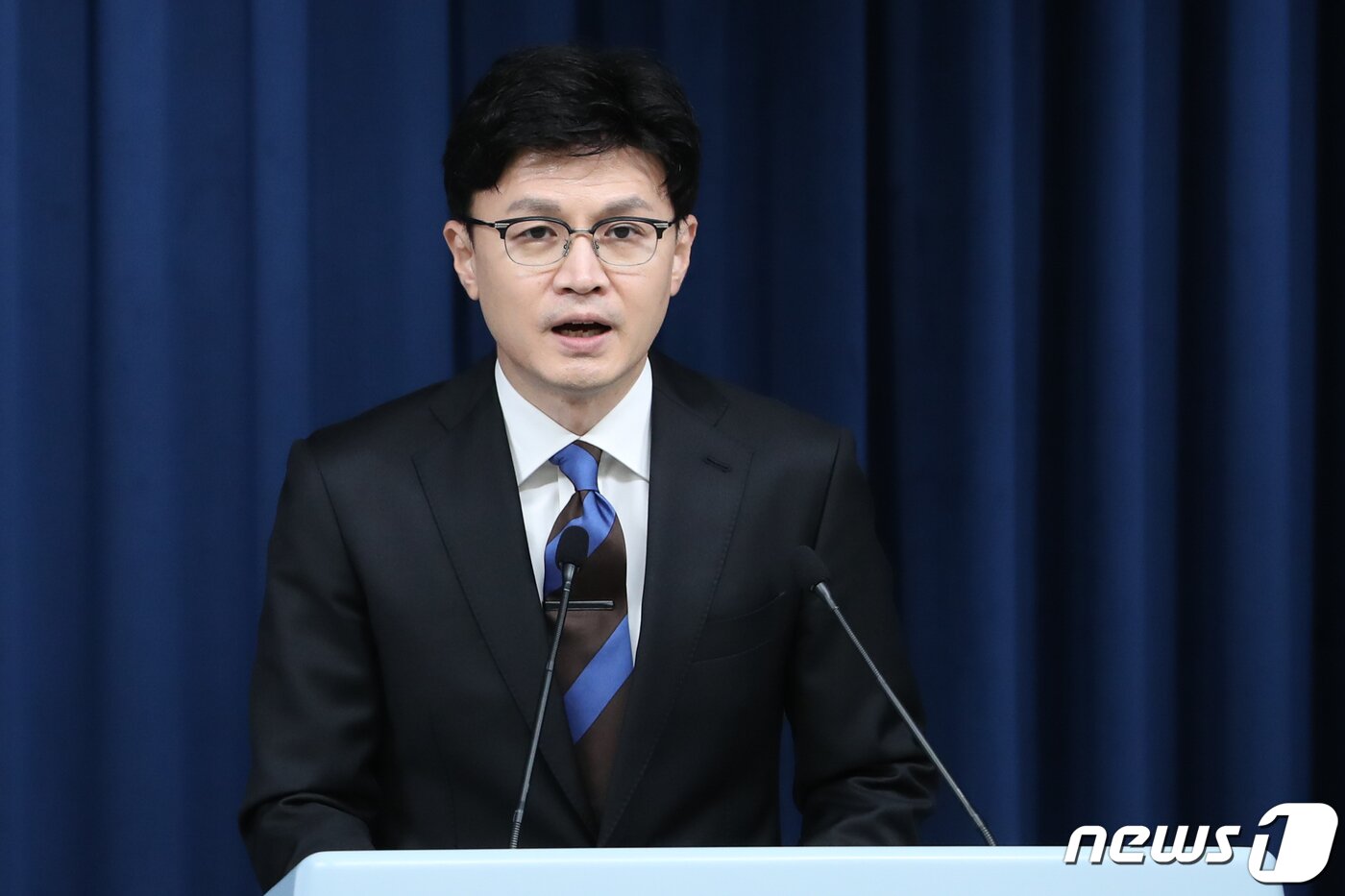 본문 이미지 - 한동훈 법무부 장관이 지난해 7월 26일 용산 대통령실에서 윤석열 대통령에게 5대 핵심 추진 과제 등 법무부 새 정부 업무계획을 보고한 뒤 브리핑하고 있다. 대통령실사진기자단 2022.7.26/뉴스1 ⓒ News1 안은나 기자