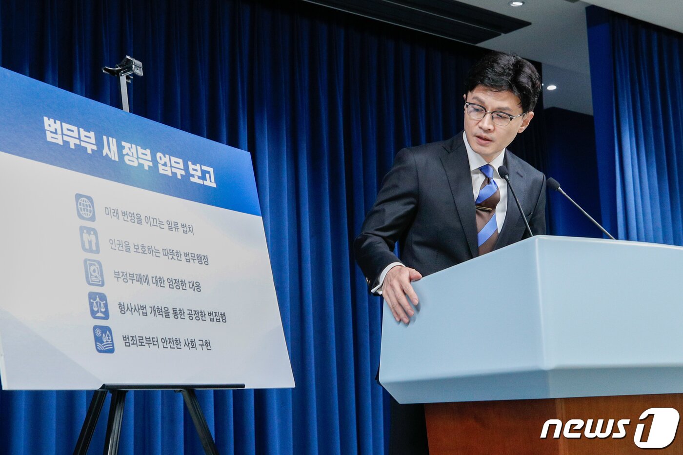 본문 이미지 - 한동훈 법무부 장관이 지난해 7월 용산 대통령실에서 윤석열 대통령에게 5대 핵심 추진 과제 등 법무부 새 정부 업무계획을 보고한 뒤 브리핑하고 있다. 대통령실사진기자단 2022.7.26/뉴스1 ⓒ News1 안은나 기자