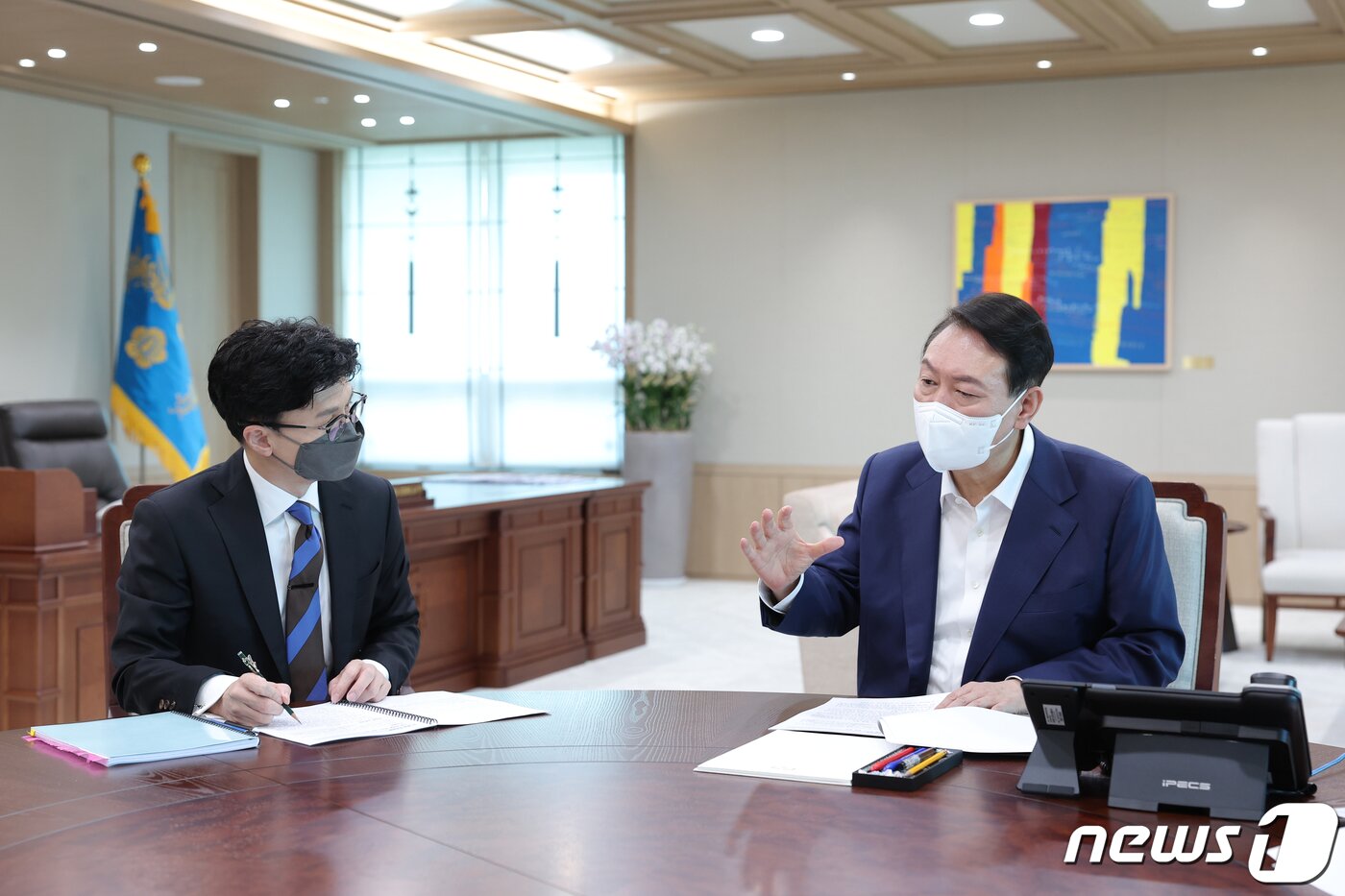 본문 이미지 - 윤석열 대통령이 26일 용산 대통령실 집무실에서 한동훈 법무부 장관으로부터 업무보고를 받고 있다. (대통령실 제공) 2022.7.26/뉴스1 ⓒ News1 안은나 기자