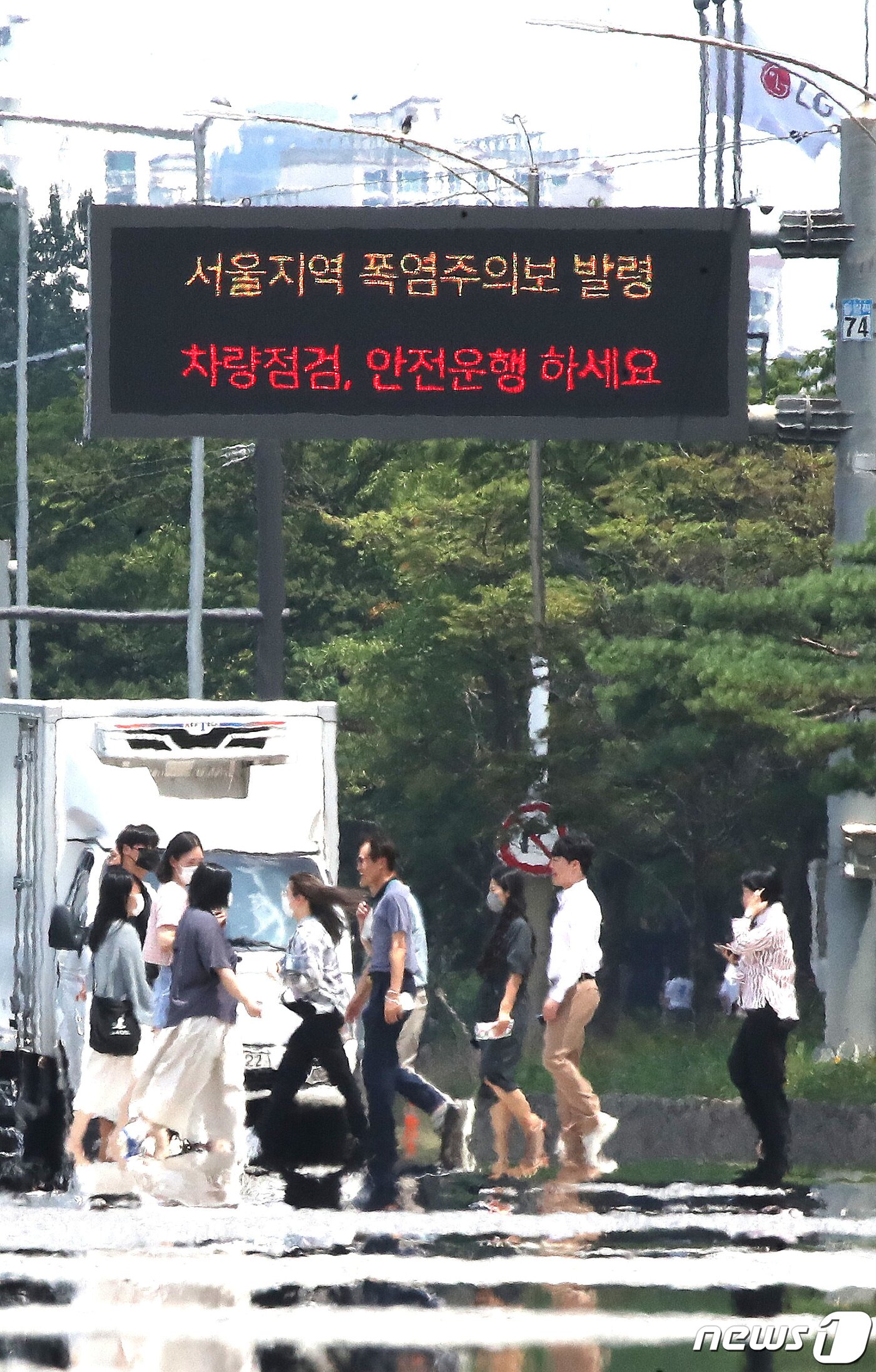 본문 이미지 - 삼복더위의 두 번째 '중복'인 26일 오후 서울 여의도공원 앞 횡단보도에 아지랑이가 피어오르고 있다. 동해안을 제외한 전국 대부분으로 '폭염특보'가 내려진 가운데 서울 낮 기온 33도, 대구는 34도까지 치솟으며 무더위가 계속될 전망이다. 2022.7.26/뉴스1 ⓒ News1 임세영 기자