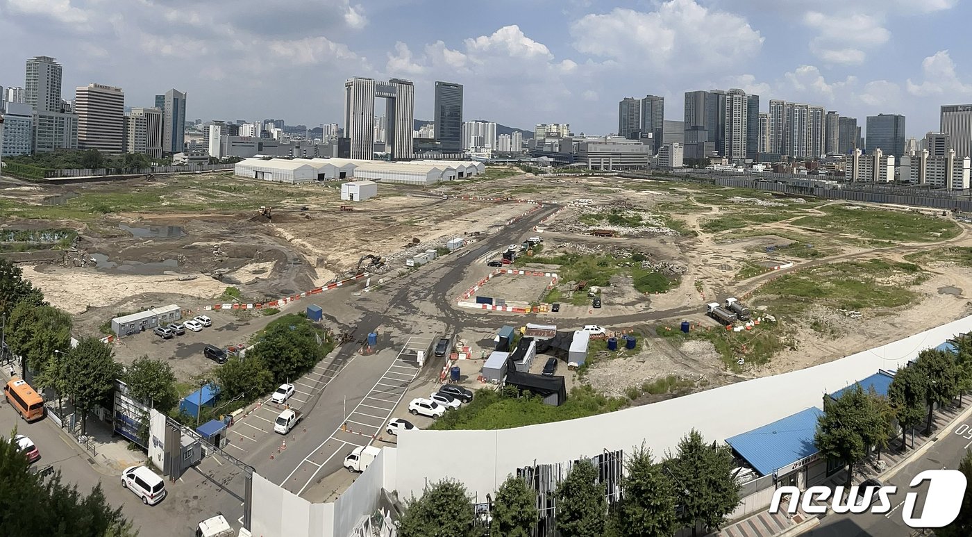 본문 이미지 - 서울시가 용산정비창 일대를 '입지규제최소구역'으로 지정해 용적률 1500%를 넘는 초고층 건물이 들어서도록 하고, 아시아의 실리콘밸리로 만드는 등 개발을 본격화 한다. 사진은 서울 용산 정비창 부지. 2022.7.26/뉴스1 ⓒ News1 구윤성 기자