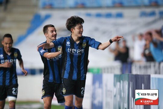 본문 이미지 - 김보섭(오른쪽)과 무고사(한국프로축구연맹 제공)ⓒ 뉴스1