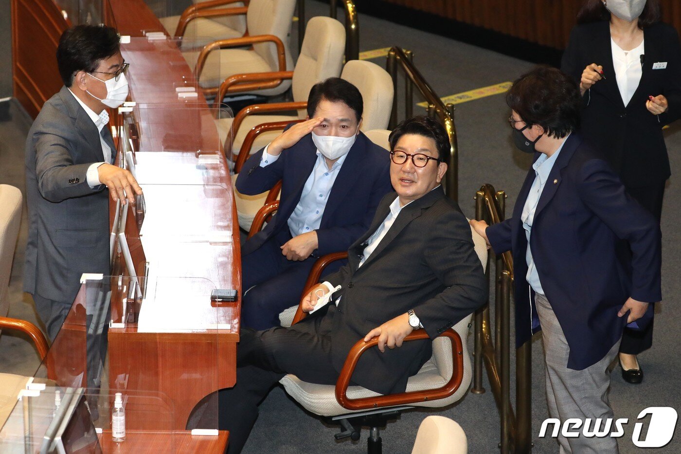 본문 이미지 - 권성동 국민의힘 당대표 직무대행 겸 원내대표가 26일 오후 서울 여의도 국회 본회의장에서 열린 경제 분야 대정부질문에서 송언석 원내수석부대표, 성일종 정책위의장, 조수지 최고위원과 대화를 하고 있다. (공동취재) 2022.7.26/뉴스1 ⓒ News1 이재명 기자