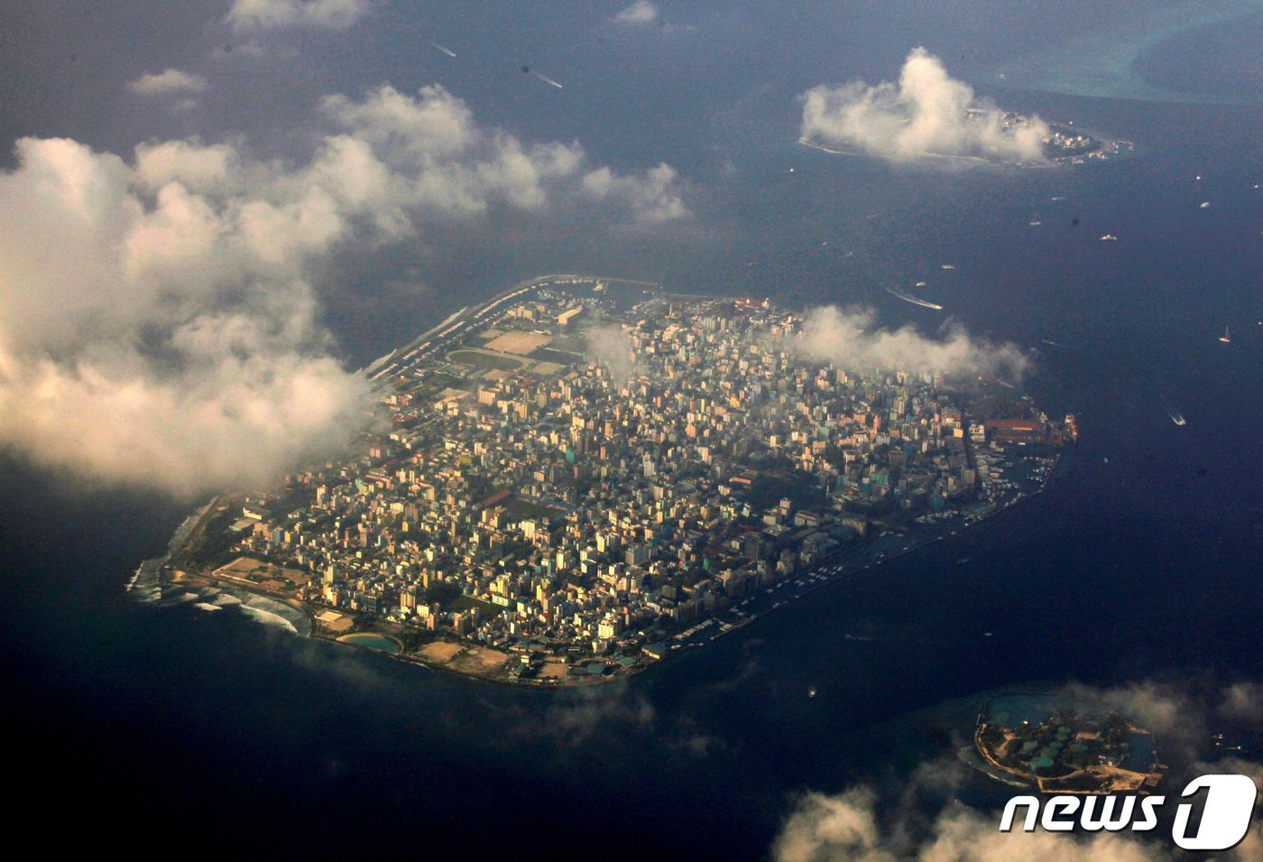 본문 이미지 - 몰디브 수도 말레 항공사진. 인도양의 아름다운 섬나라 몰디브는 기후변화에 따른 해수면 상승으로 몇 년 후 지도상에서 사라질 위기에 처했다. ⓒ 로이터=뉴스1 ⓒ News1 최서윤 기자