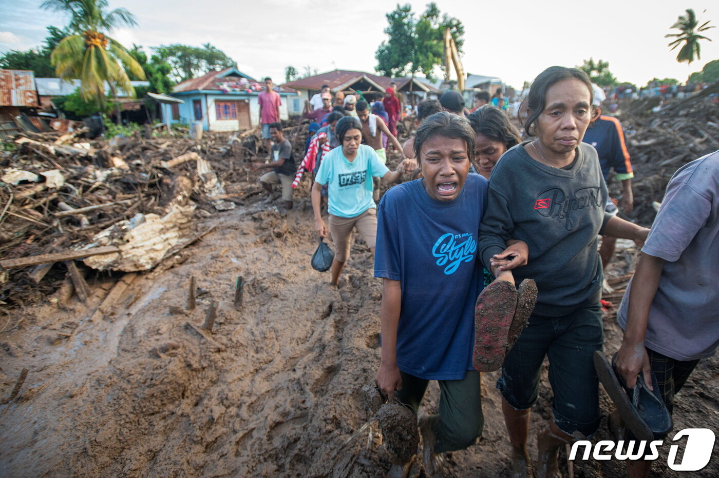 본문 이미지 - 인도네시아 동누사텡가라주 이스트플로레스 폭우가 쏟아진 마을의 처참한 풍경. 2021. 4. 6. ⓒ 로이터=뉴스1 ⓒ News1 최서윤 기자