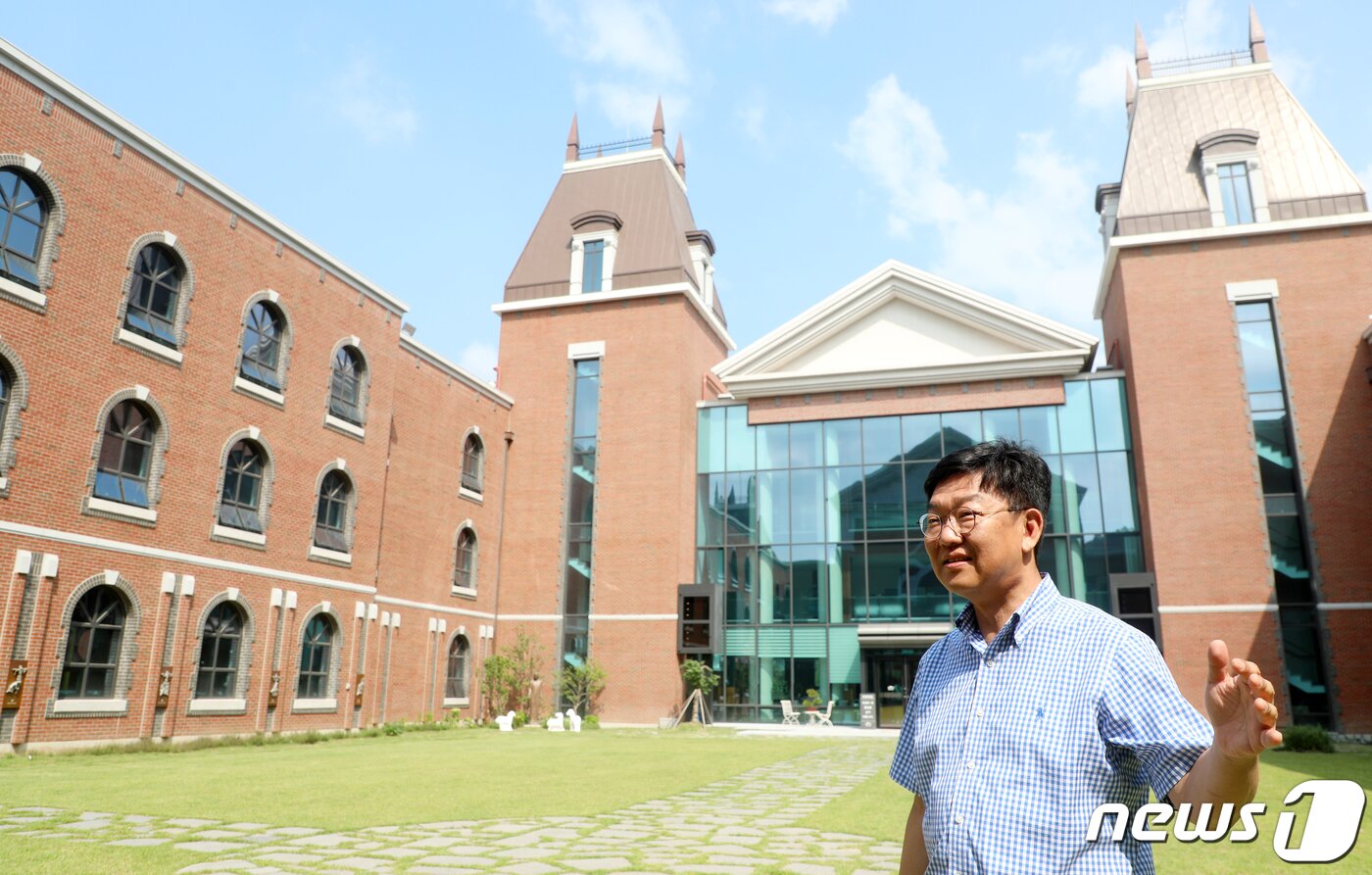 본문 이미지 - 최은식 전주비바체실내악축제 예술감독이 26일 전북 전주시 평화의전당에서 뉴스1 전북취재본부와 인터뷰를 하고 있다. 2022.7.26/뉴스1 ⓒ News1 유경석 기자