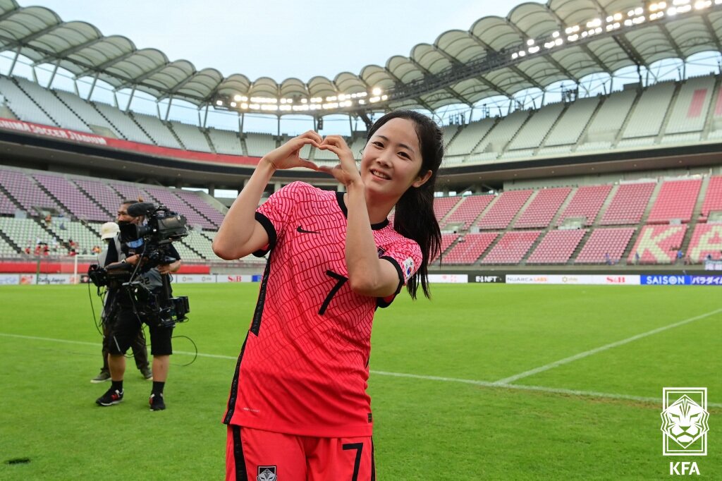 본문 이미지 - 26일 일본 가시마 경기장에서 열린 '2022 동아시아축구연맹(EAFF) E-1 챔피언십' 3차전 대한민국과 대만의 경기에서 한국 이민아가 MVP 수상 후 카메라를 향해 손하트를 그리고 있다. (대한축구협회 제공) 2022.7.26/뉴스1