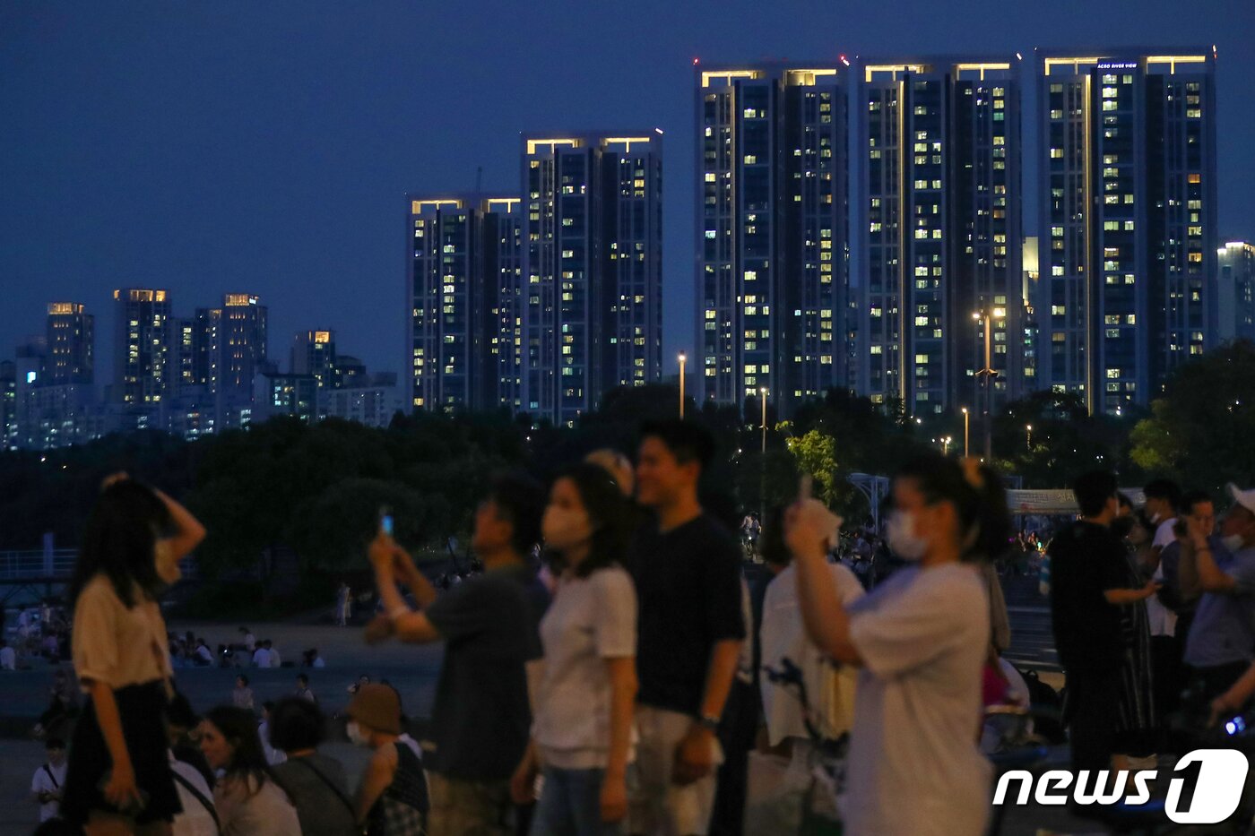 본문 이미지 - 서울 지역 낮 최고기온이 33도를 넘어서는 등 전국적으로 무더위가 나타난 26일 오후 서울 서초구 반포한강공원에서 시민들이 시원한 강바람을 맞으며 열대야를 이겨내고 있다. 2022.7.26/뉴스1 ⓒ News1 민경석 기자