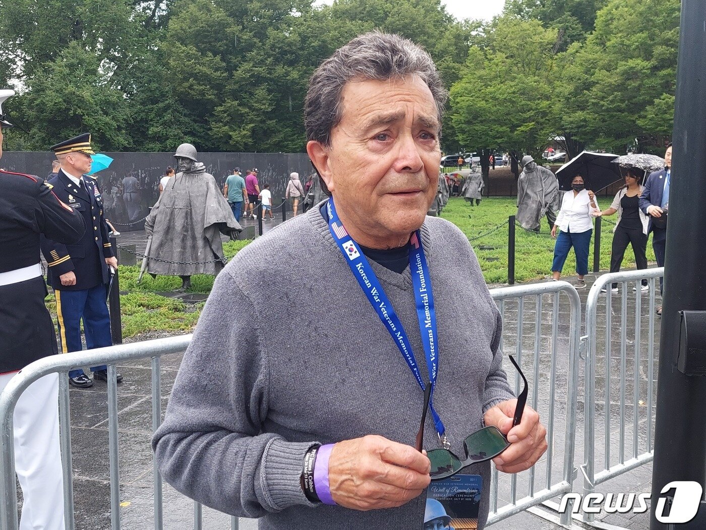 본문 이미지 - 한국전 참전용사인 로버트 자무디오는 26일(현지시간) 워싱턴DC 한국전 참전용사 기념공원내 '추모의 벽'을 또 다른 참전용사인 부친과 숙부를 둔 외조카와 찾아 사연을 얘기하다 눈시울을 붉히고 있다. ⓒ 뉴스1
