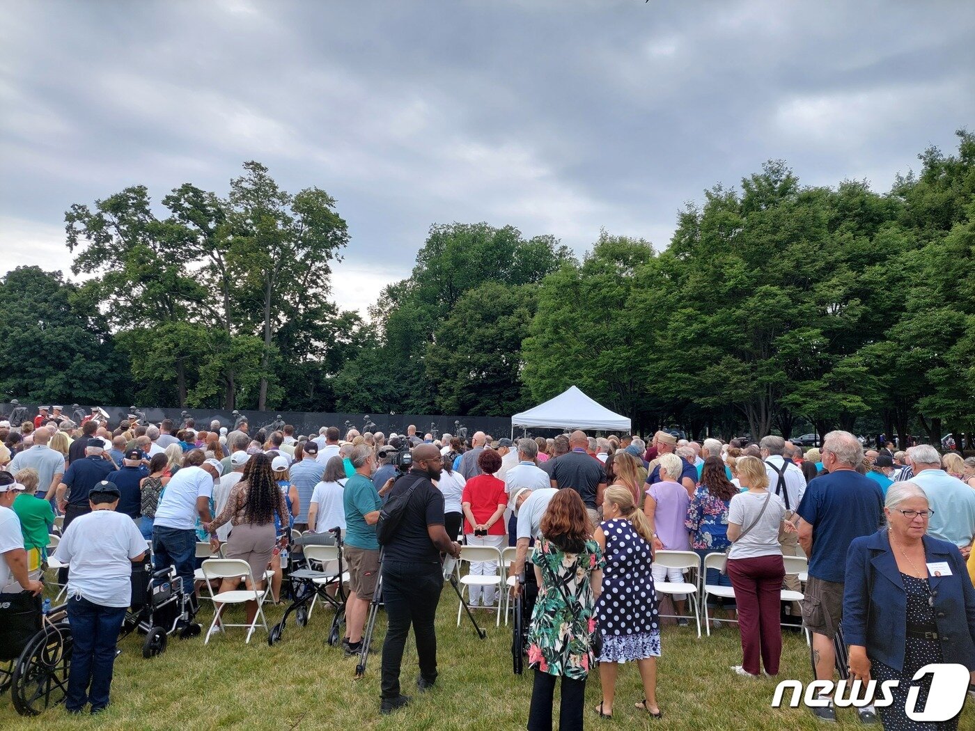 본문 이미지 - 한국전 전사자 유가족들이 26일(현지시간) 워싱턴DC 한국전 참전용사 기념공원에서 열린 기념행사에 참여하고 있다. ⓒ 뉴스1