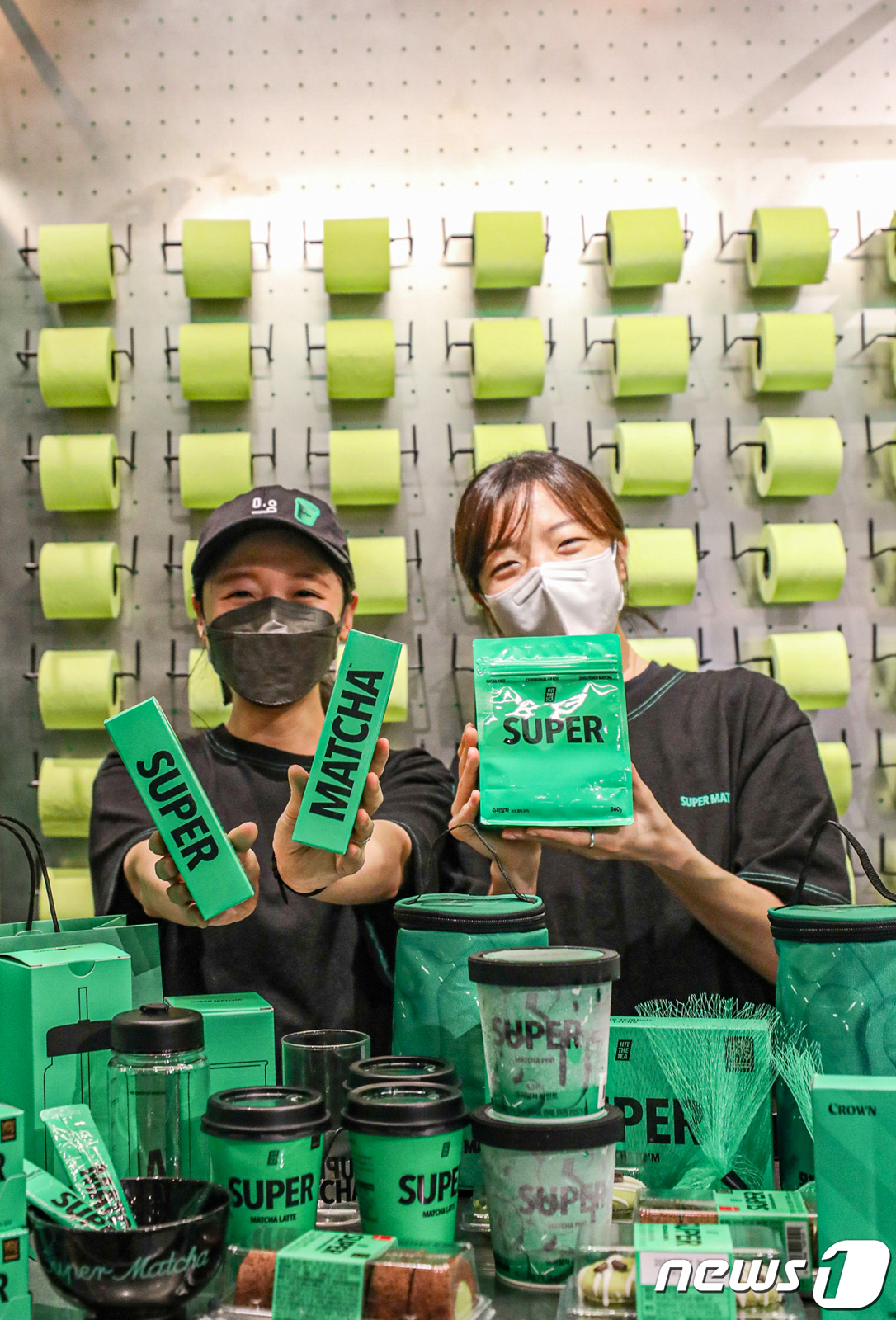 (서울=뉴스1) = 27일 오전 서울 영등포구 더현대 서울 지하1층 '슈퍼말차 25 팝업스토어'에서 직원들이 슈퍼말차 제품을 소개하고 있다.현대백화점은 다음달 18일까지 '슈퍼말차 …