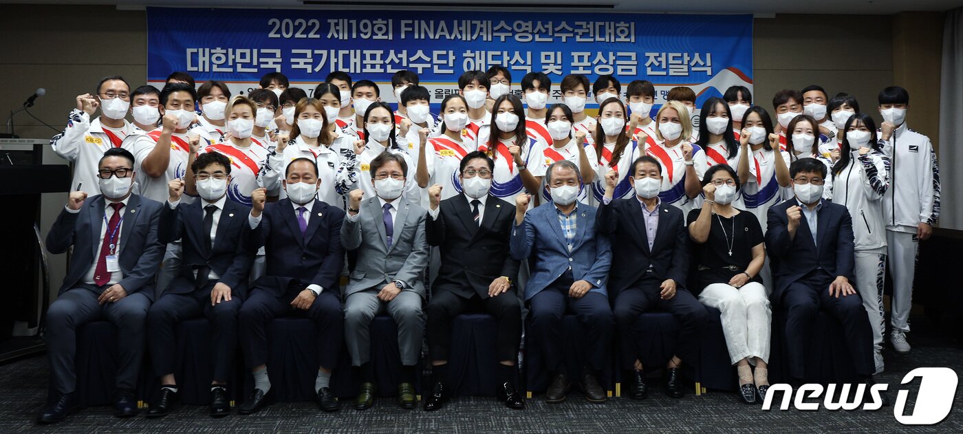 본문 이미지 - 27일 서울 송파구 올림픽파크텔에서 열린 세계수영선수권대회 해단식 및 포상금 수여식에서 남자 자유형 200m에서 은메달의 쾌거를 이룬 황선우(19·강원도청)를 비롯한 대표팀 선수들이 기념사진을 찍고 있다. 2022.7.27/뉴스1 ⓒ News1 이동해 기자